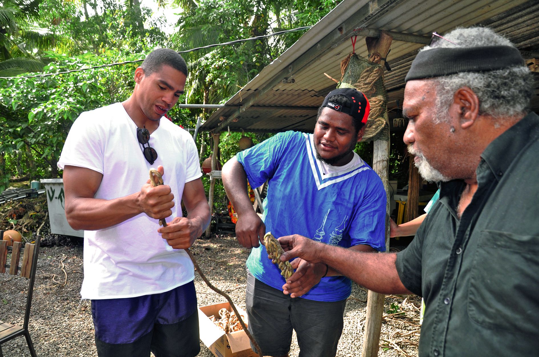 Outre la visite de l’usine de santal, Daniel Narcisse a découvert des pratiques ancestrales qui perdurent comme l’usage de ces cordes qui deviendront de solides liens pour une case en construction à la chefferie de Nécé.