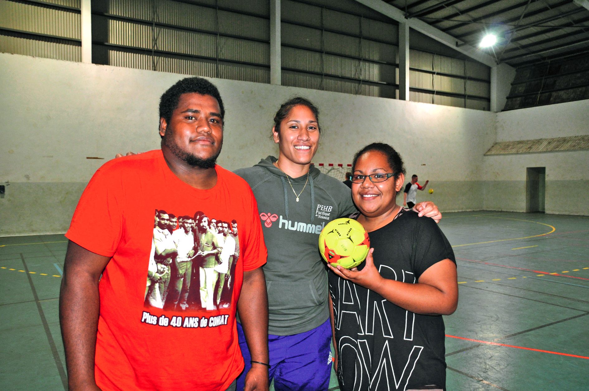 C’est Olivia Vaitanaki (au centre), responsable du pôle espoir féminin de Nouméa, qui a orchestré cette visite à Maré car « tout ne doit pas se passer à Nouméa ». Elle en a profité pour coacher quelques entraîneurs jeunes et découvrir d’où viennent certai