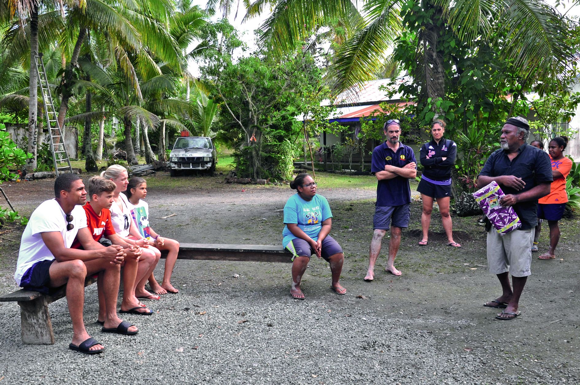Ce déplacement a aussi été l’occasion pour Daniel Narcisse et sa famille d’aller à la rencontre des traditions kanak comme ce geste coutumier auprès de Charles Guaenere, petit chef de Mebuet. Le champion s’est dit « touché par le respect de tous pour ces 