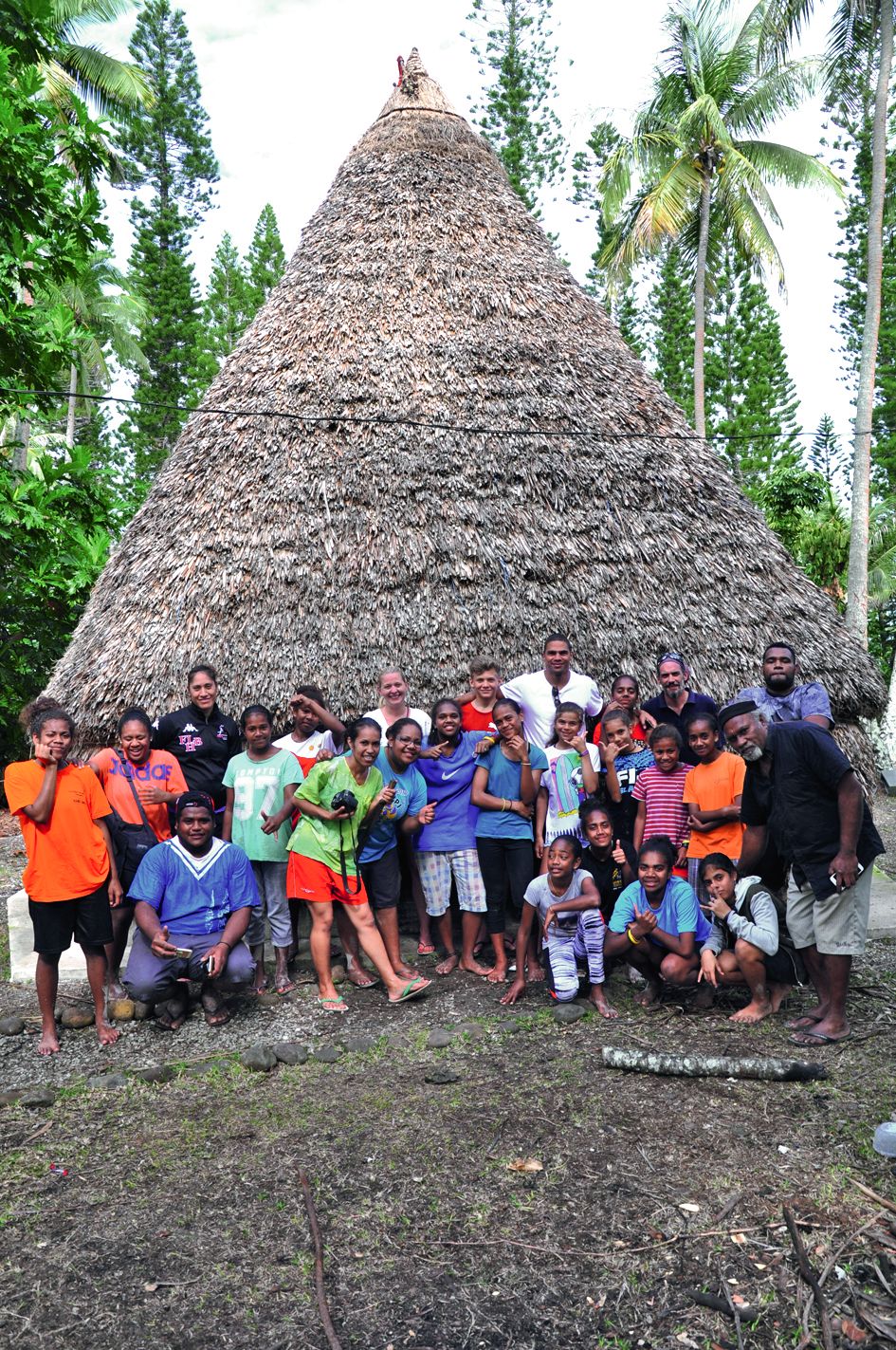 Après les danses à Tuo la veille, Daniel Narcisse et ses proches ont pénétré dans une case de Mebuet samedi matin, impressionnés par la structure traditionnelle.