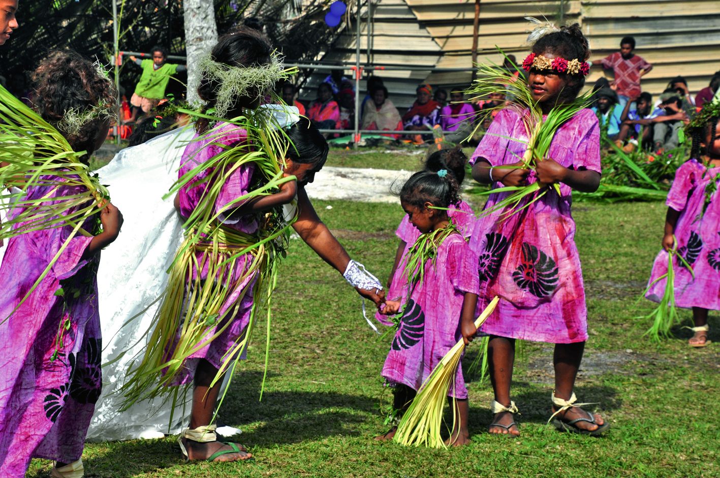 Honneur aux enfants de l’île, les festivités ont commencé par les petites des écoles de Cengeité-Tadine qui ont offert danses et chants traditionnels, encouragés entre autres par la mariée.