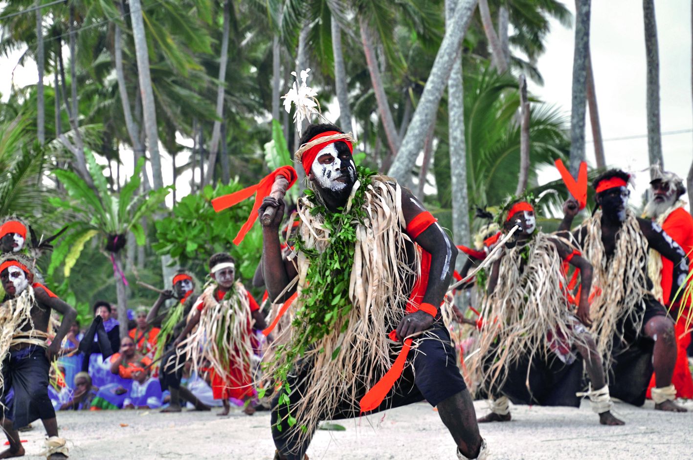 Les tribus de Mebuet et de Tuo s’étaient réunies pour offrir un spectacle de danse traditionnelle impressionnant par le nombre,  le rythme et la qualité de la prestation. Une performance qui a accompagné mariés et convives tout au long du repas.