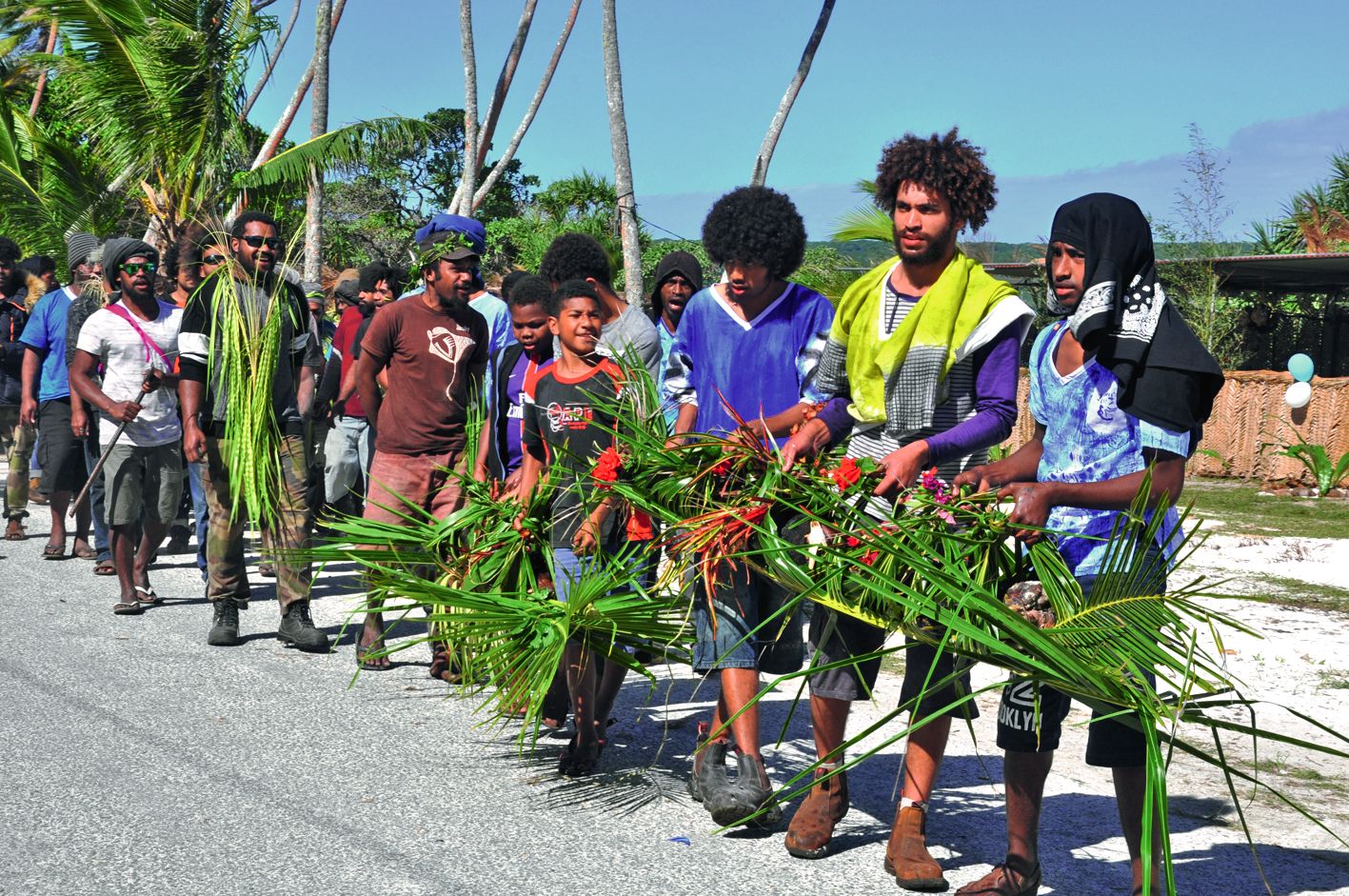 Pendant les cérémonies en présence de nombreux invités, les garçons s’activaient à l’ombre des cocotiers pour cuire au four traditionnel les ignames et cochons qu’ils apportent ici, avec fierté, à la chefferie. Ce moment est appelé « wapodépode » en langu