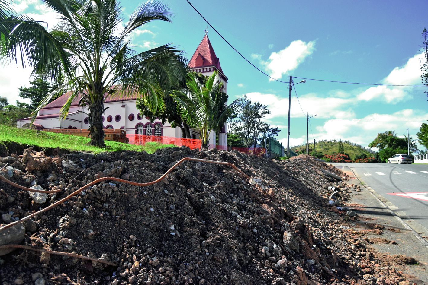 Les gravats sont entassés à même le trottoir. Une situation illégale qui peut être dangereuse pour les piétons.
