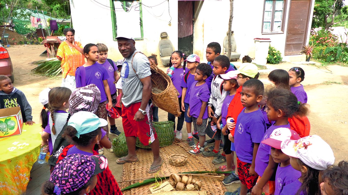 Les élèves ont découvert les différents produits comme le tapa, le banian, le bourao ou le pandanus utilisés pour confectionner les accessoires pour travailler au champ.