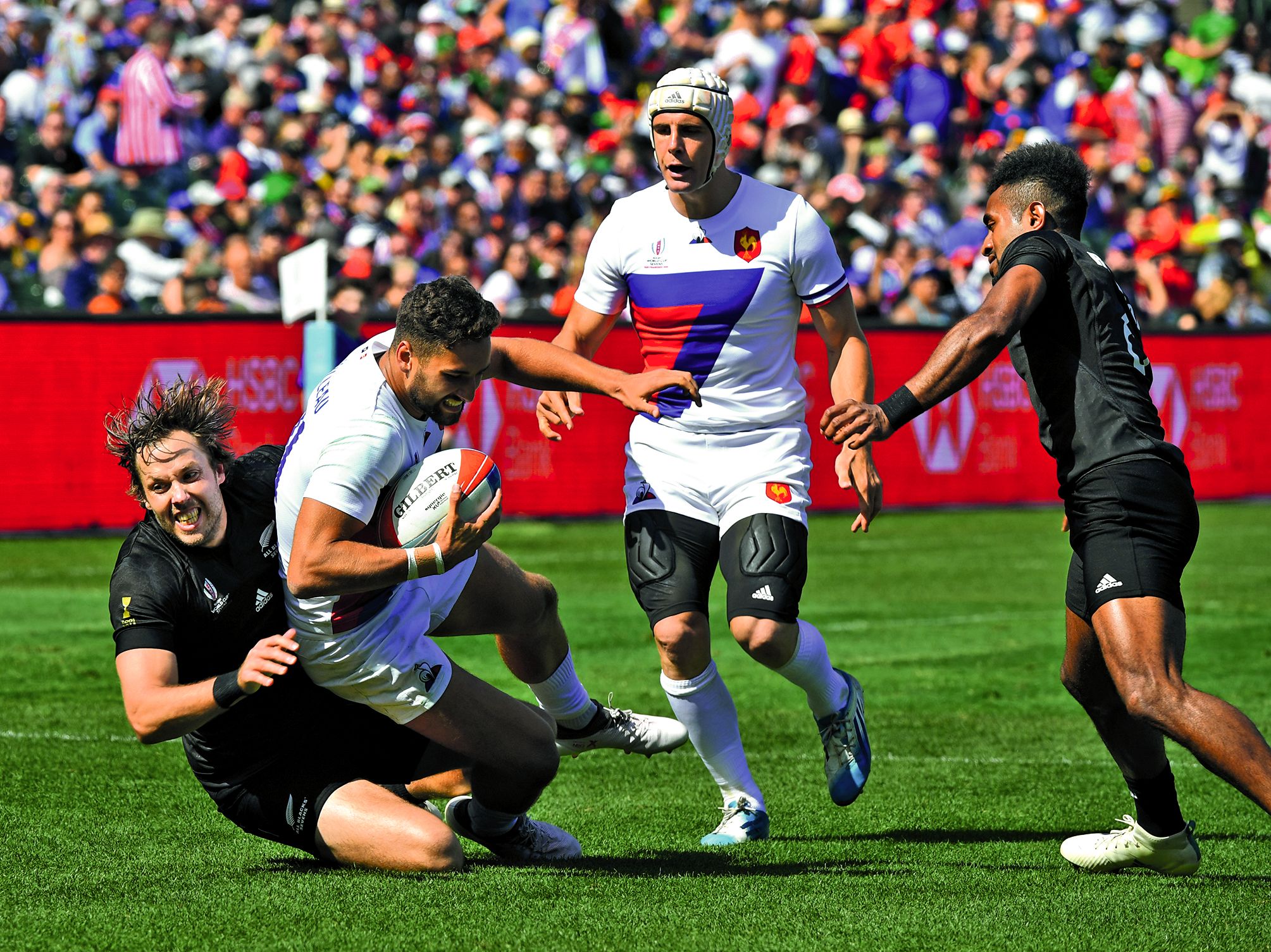 L\'équipe de France masculine de rugby à VII a laissé passer sa chance en quarts de finale de la Coupe du monde, battue 12-7 par la Nouvelle-Zélande.
