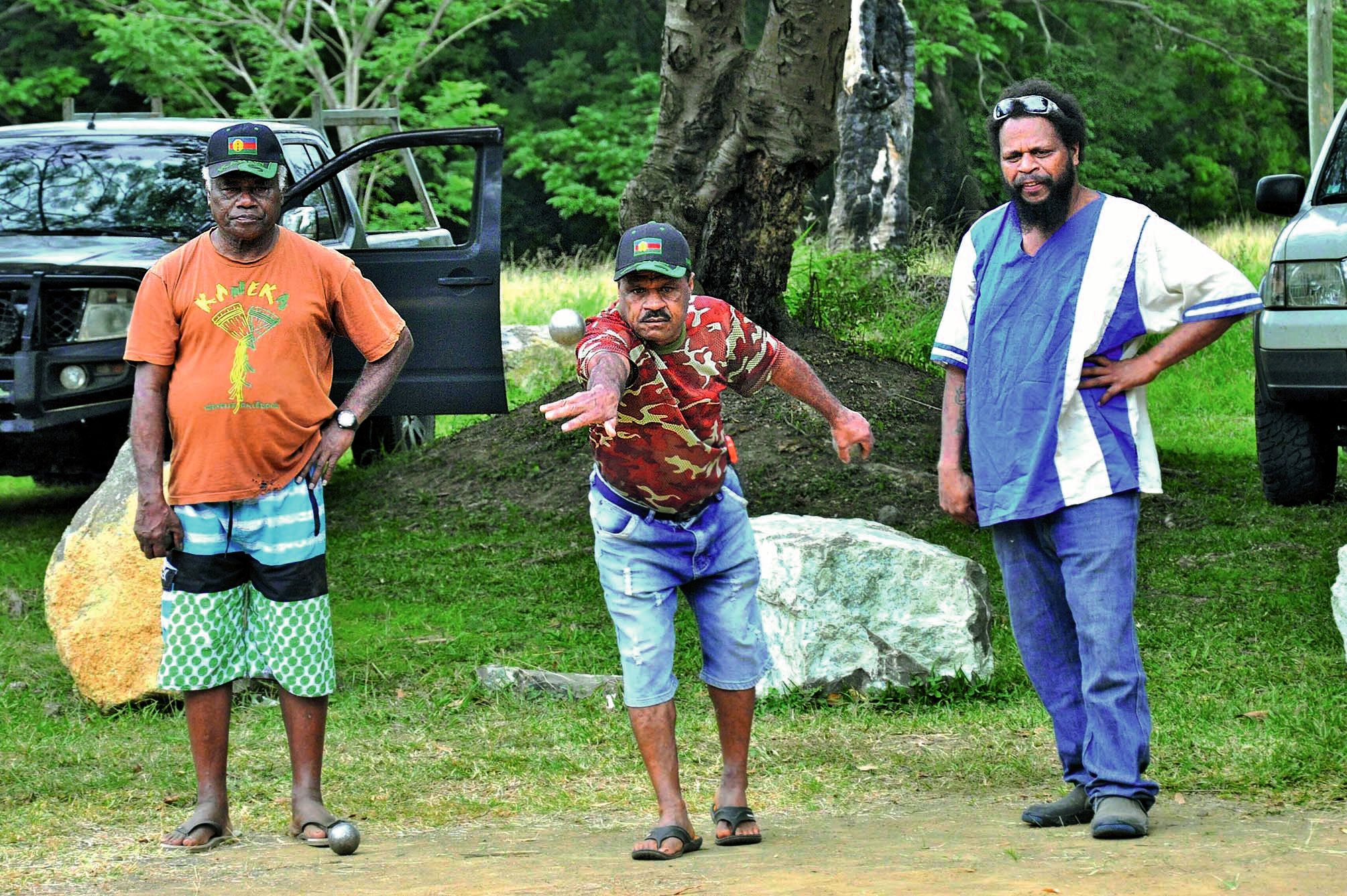 Volley-ball et pétanque figuraient au menu des activités sportives. Ici, une quinzaine de doublettes se sont affrontées samedi pour gagner deux sacs de poissons et un sac d’ignames (1er prix), deux cuisses de cerf (2e prix) et deux épaules de cerf (3e pri
