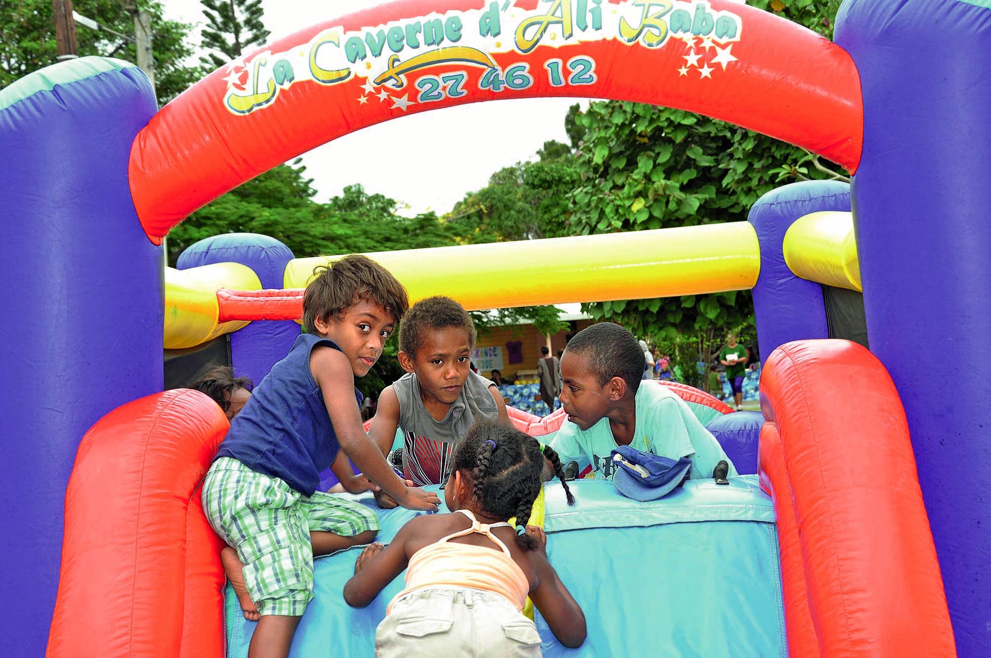 Les enfants s’en sont donné à cœur joie au château gonflable installé dans la cour de l’école.