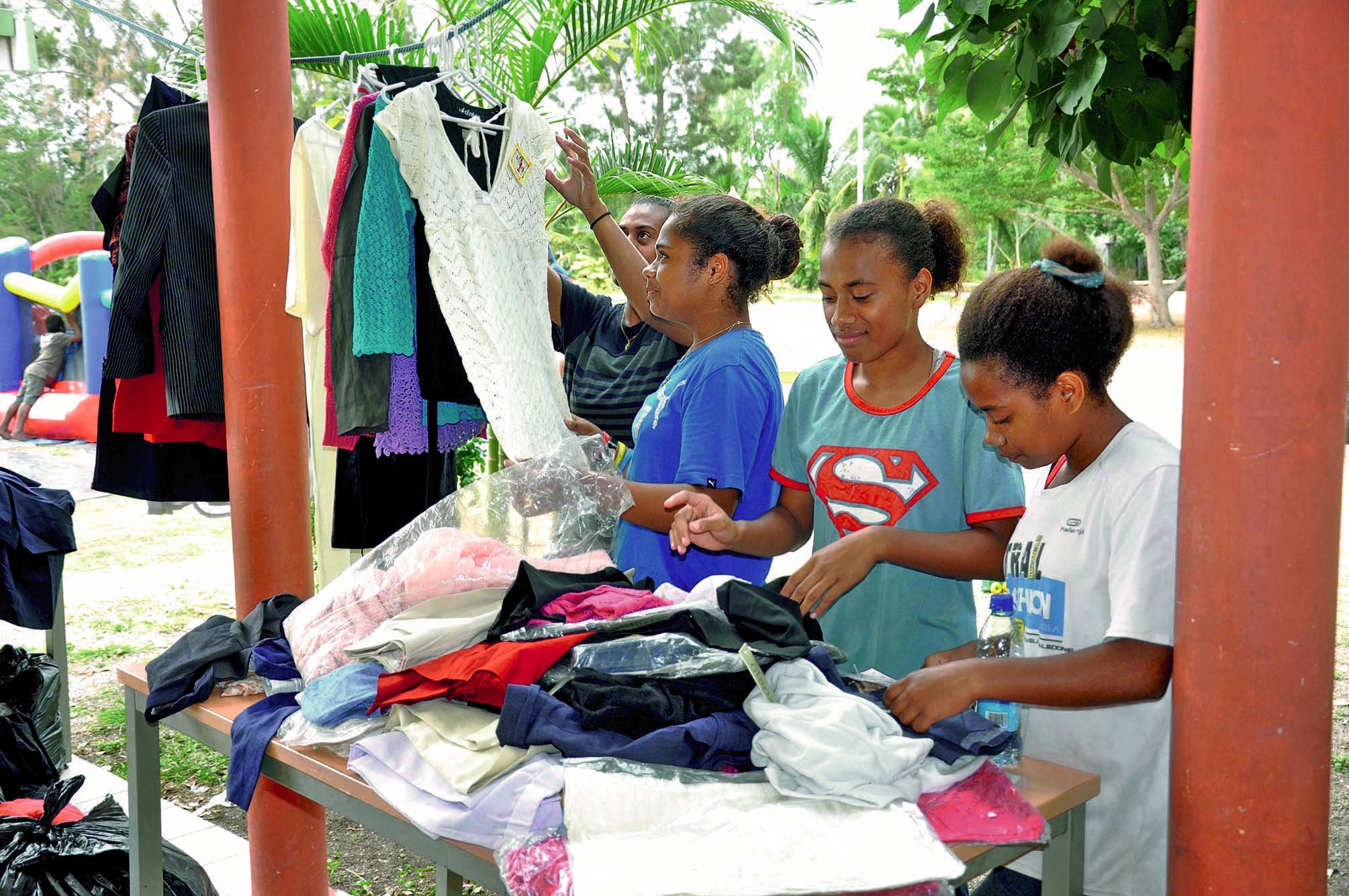 Que l’embarras du choix pour le public parmi les vêtements proposés à ce stand de bric-à-brac.