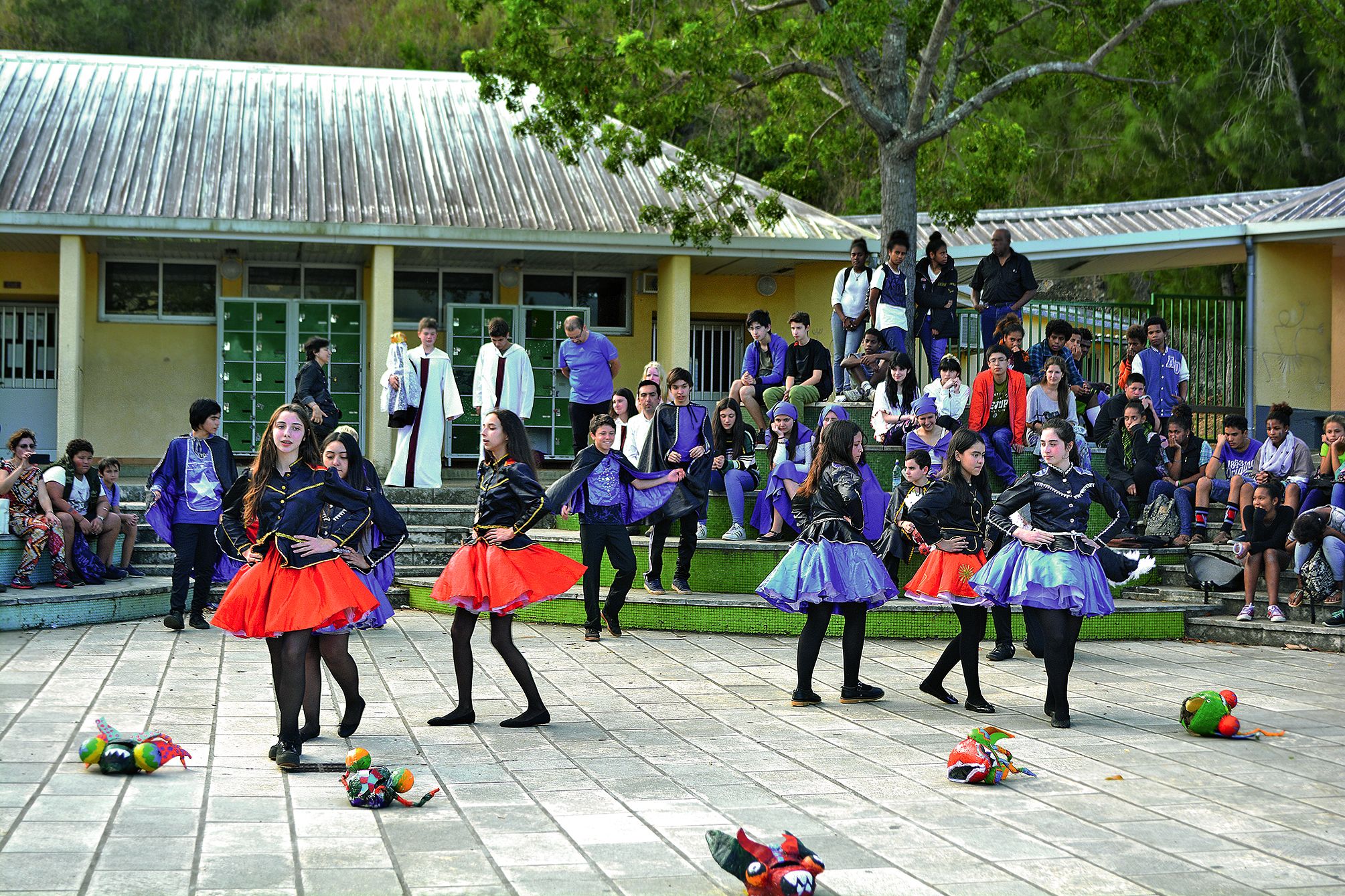Le jour de leur arrivée, les élèves chiliens, encadrés par leurs quatre professeurs mais aussi par Naïa Hernando, assistante de langues au lycée du Grand Nouméa, ont présenté deux danses typiques de leur pays. La prestation a ravi les trois cents collégie