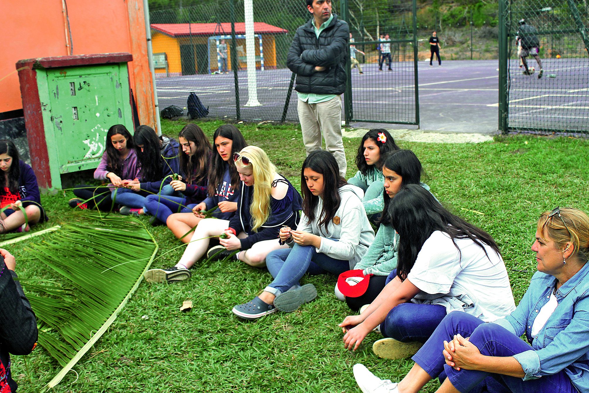 Les Chiliens ne sont pas restés inactifs à Azareu : échanges avec les coutumiers et le président de l’aire Ajië Aro, plantation d’arbres, balade, jeux d’antan, dégustation de bougnas, tressage de feuilles de cocotiers (notre photo) ou de pandanus, avec l’