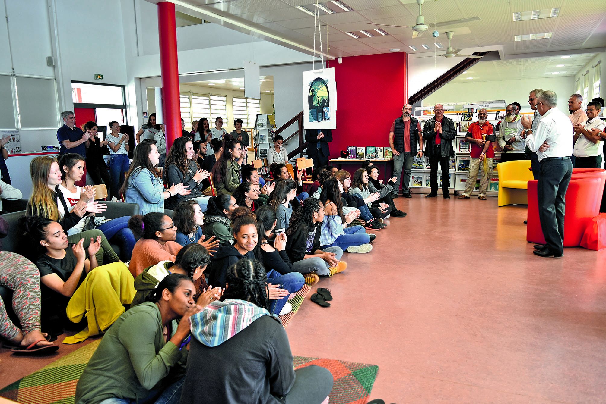 Après l’inauguration, la matinée s’est poursuivie au centre  de documentation et d’information du lycée.