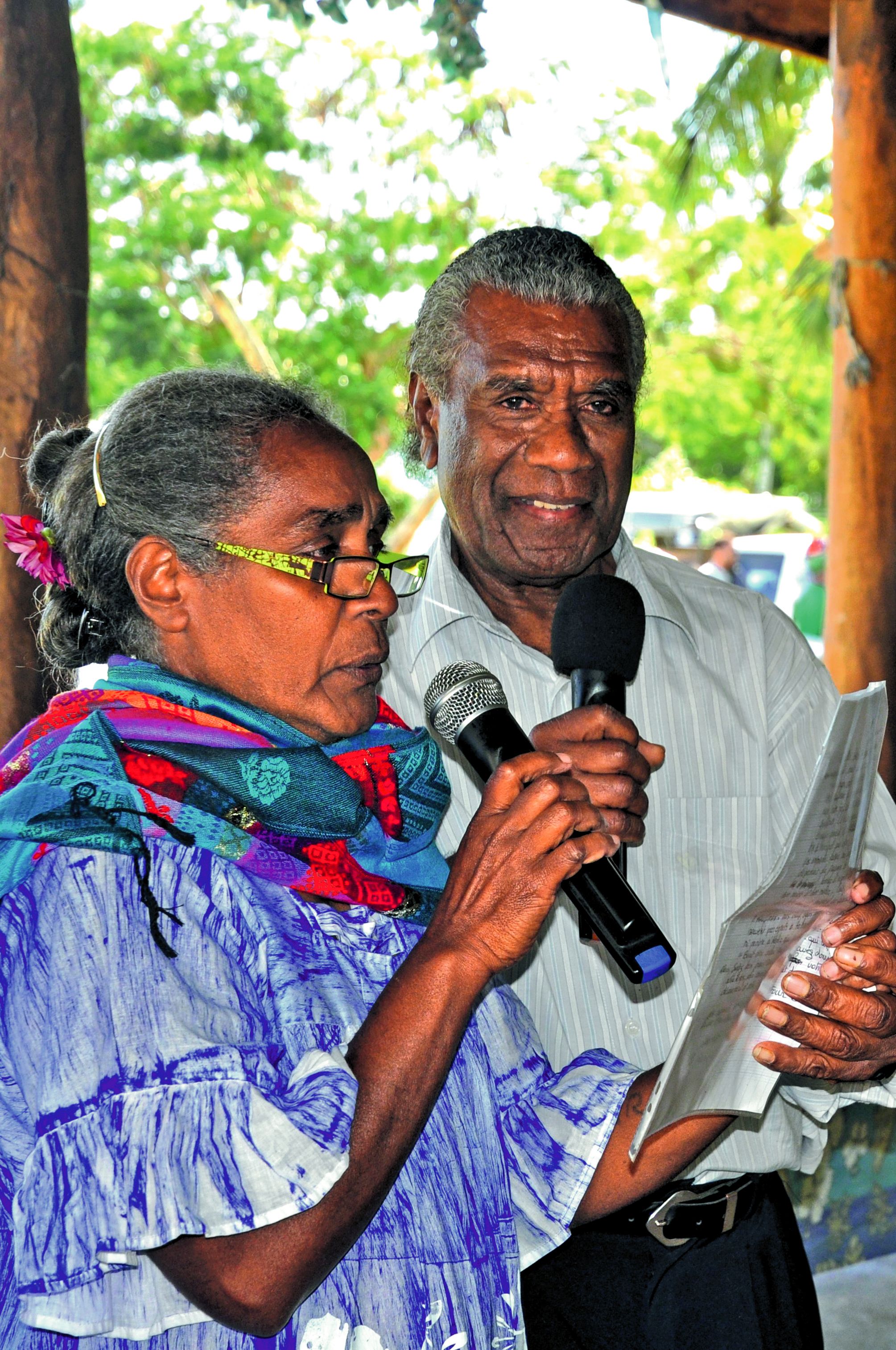 Le président et un parent d’élève ont rappelé les nombreuses contributions et initiatives du principal, touchés par son « souci indéfectible à l’épanouissement des enfants de Maré ».