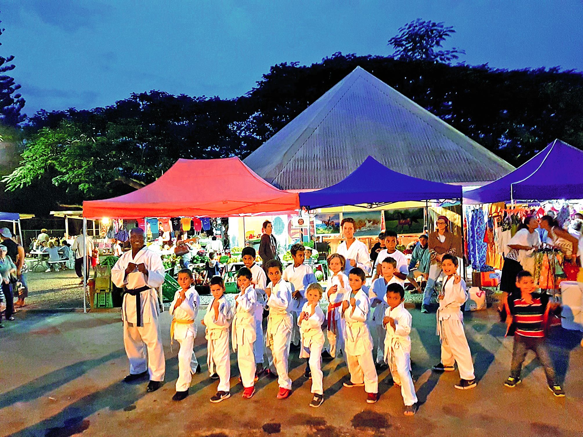 La présentation des karatékas au marché nocturne de Pouembout en mai.