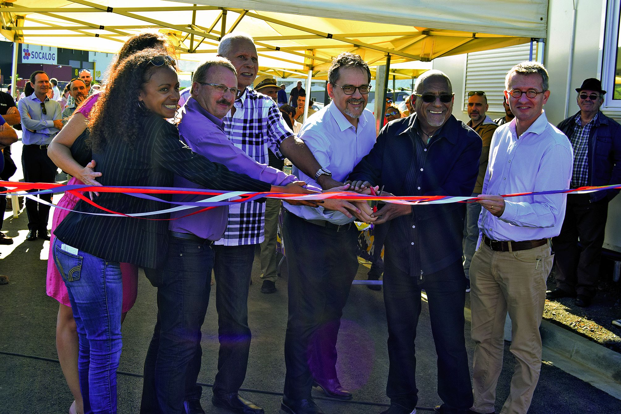 Mairie, coutumiers, représentants provinciaux et du haussariat, entreprises privées : les parties prenantes sont nombreuses.