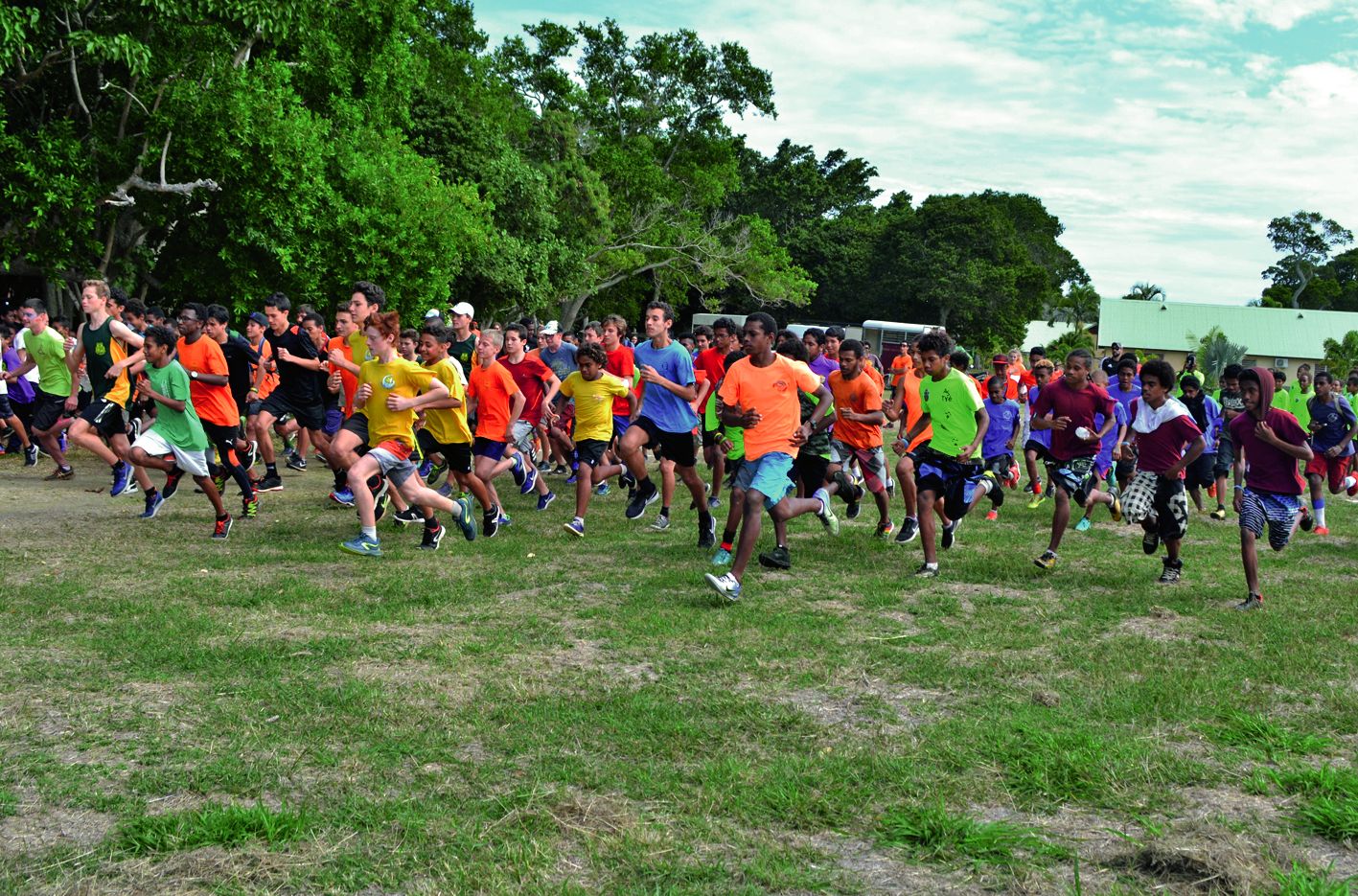 Le top départ des minimes garçons, qui avaient 4 200 mètres à parcourir. Tous les élèves se sont donnés à fond pour tenter de franchir en premier la ligne d’arrivée.