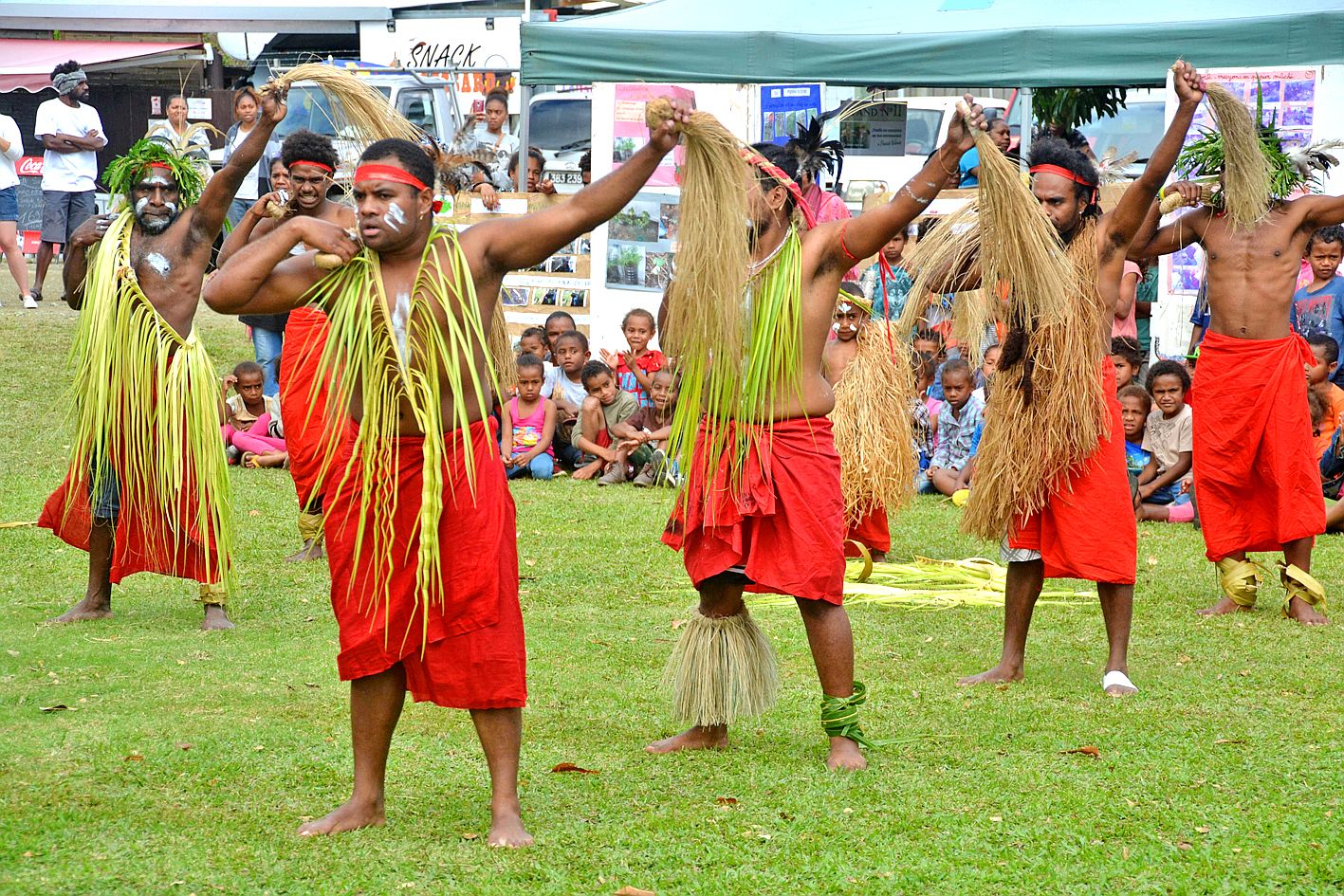 Après le geste coutumier, dix danseurs du district de Bayes ont offert des danses sur des thèmes divers.
