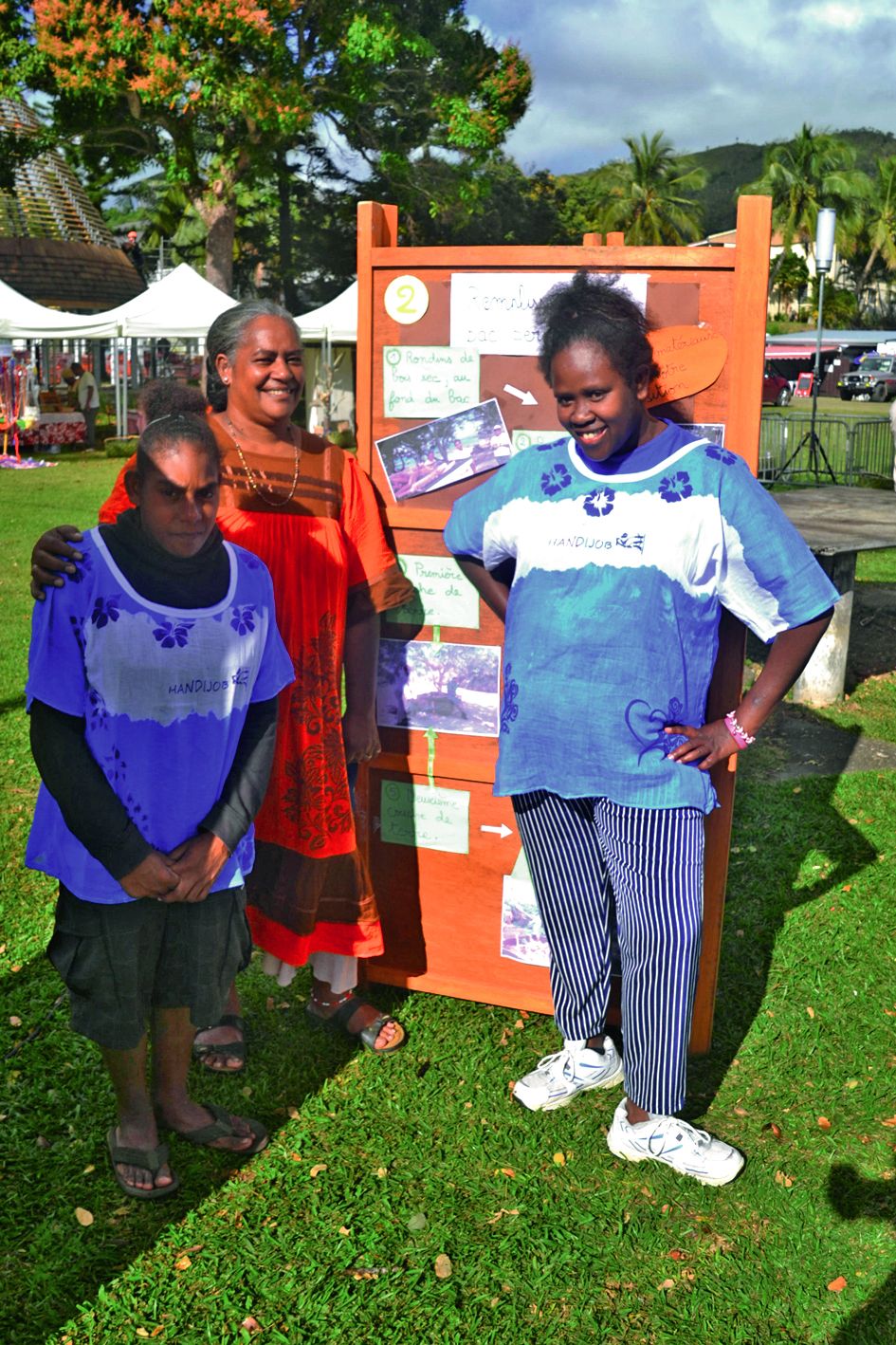 Faire son compost, planter soi-même pour manger sainement… Juliette (à droite sur la photo), de l’association Handijob de Poindimié, explique aux visiteurs  le travail réalisé au sein de l’association.