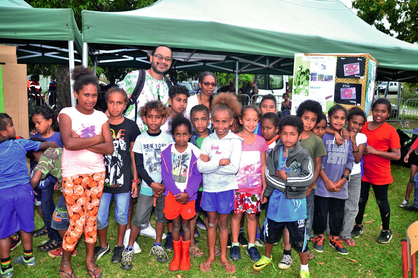 Une classe de Tyé, avec maîtresse Glenda et maître Steeve. « Lorsqu’on leur parle d’environnement, ils sont motivés. Nous avons un petit jardin potager à l’école et nous avons aussi fait du reboisement », indique l’institutrice.