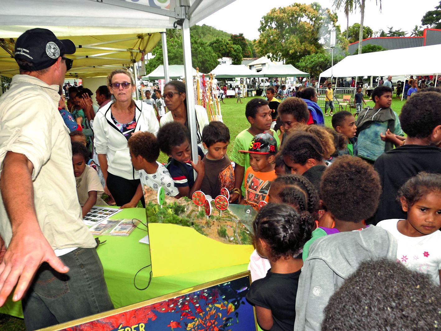Après le spectacle, les élèves sont partis à la découverte des stands comme ici celui  du Conservatoire d’espaces naturels, où ils se sont montrés très intéressés.