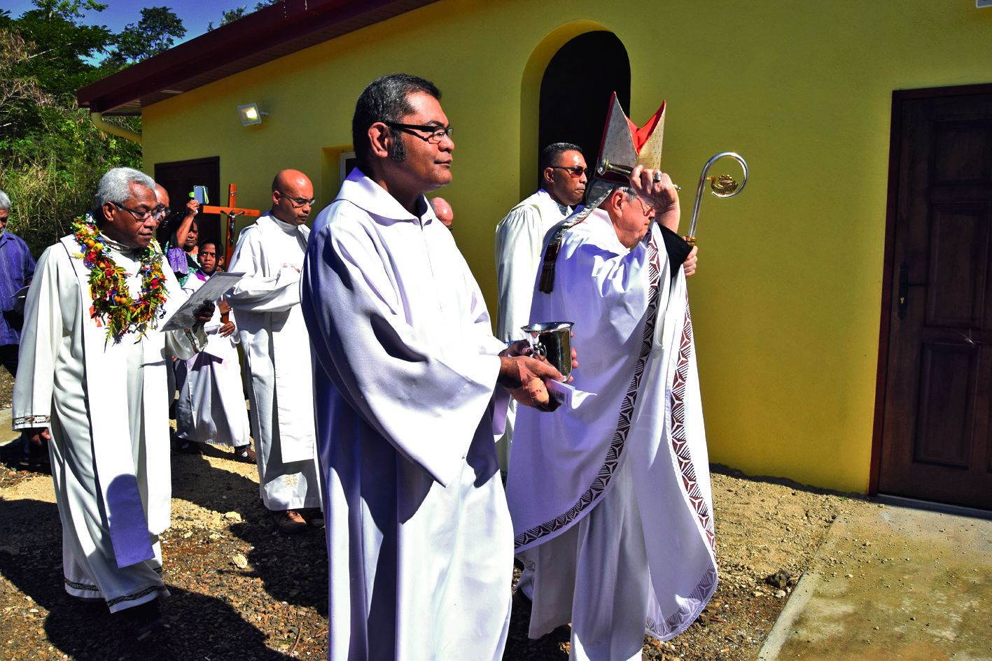 Monseigneur Calvet, archevêque de Nouméa, a béni les murs de la chapelle, accompagné d’une délégation religieuse.