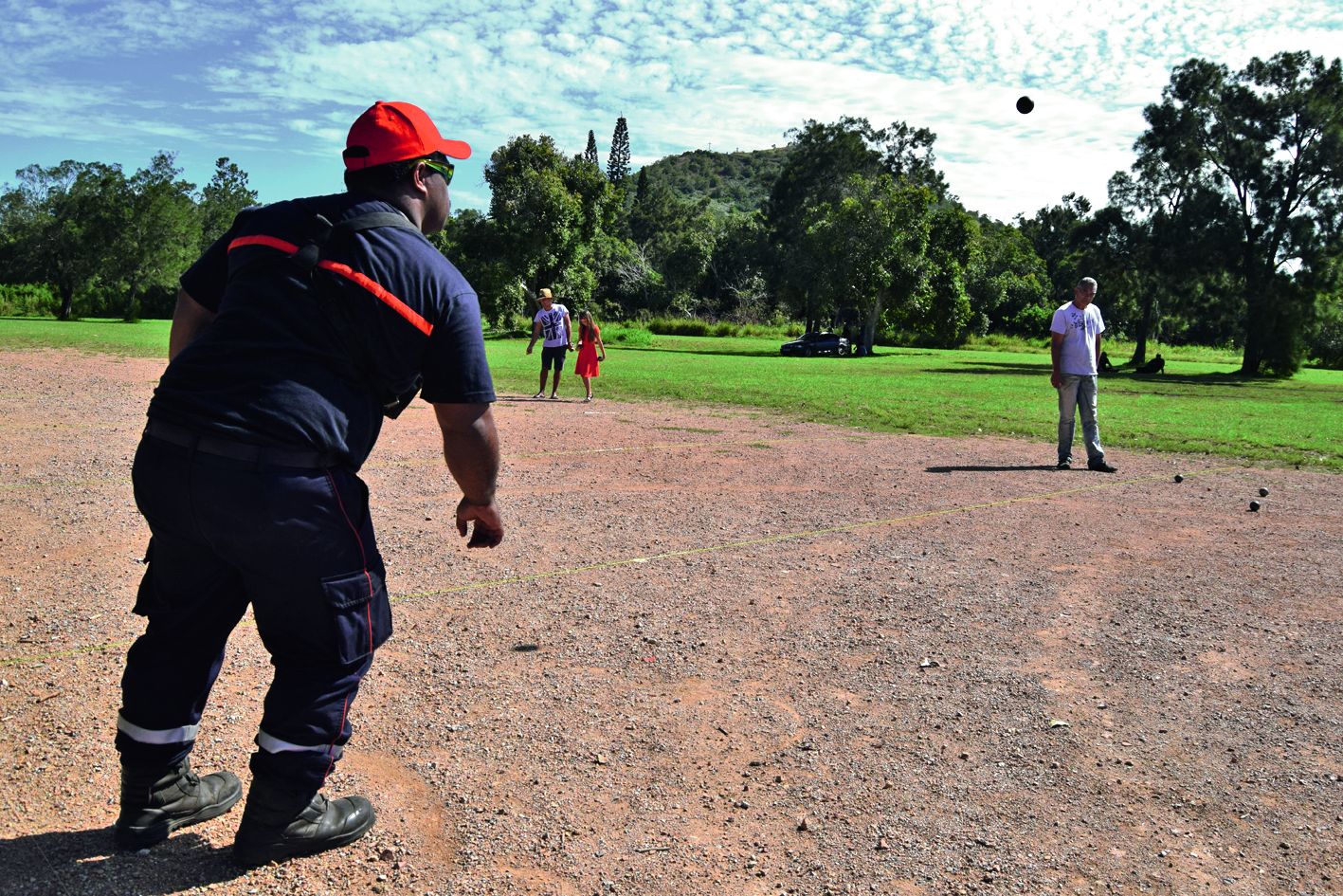Déjà en tenue afin d’être prêts à partir en cas de besoin, les pompiers de garde n’en ont pas moins assuré leur place dans les épreuves sportives. La remise des prix du public et des professionnels de la sécurité a eu lieu à 18 heures pour le football et 