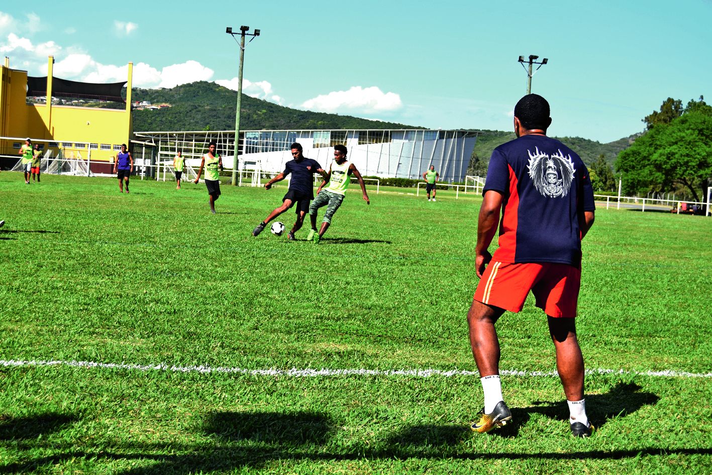 Les tournois sportifs en équipe (football, rugby, pétanque) ont eu lieu toute la journée sur les infrastructures du centre aéré. En début d’après-midi, le centre de secours de Dumbéa a affronté la Calédonienne des Eaux (ici). Les pompiers de Bourail et le