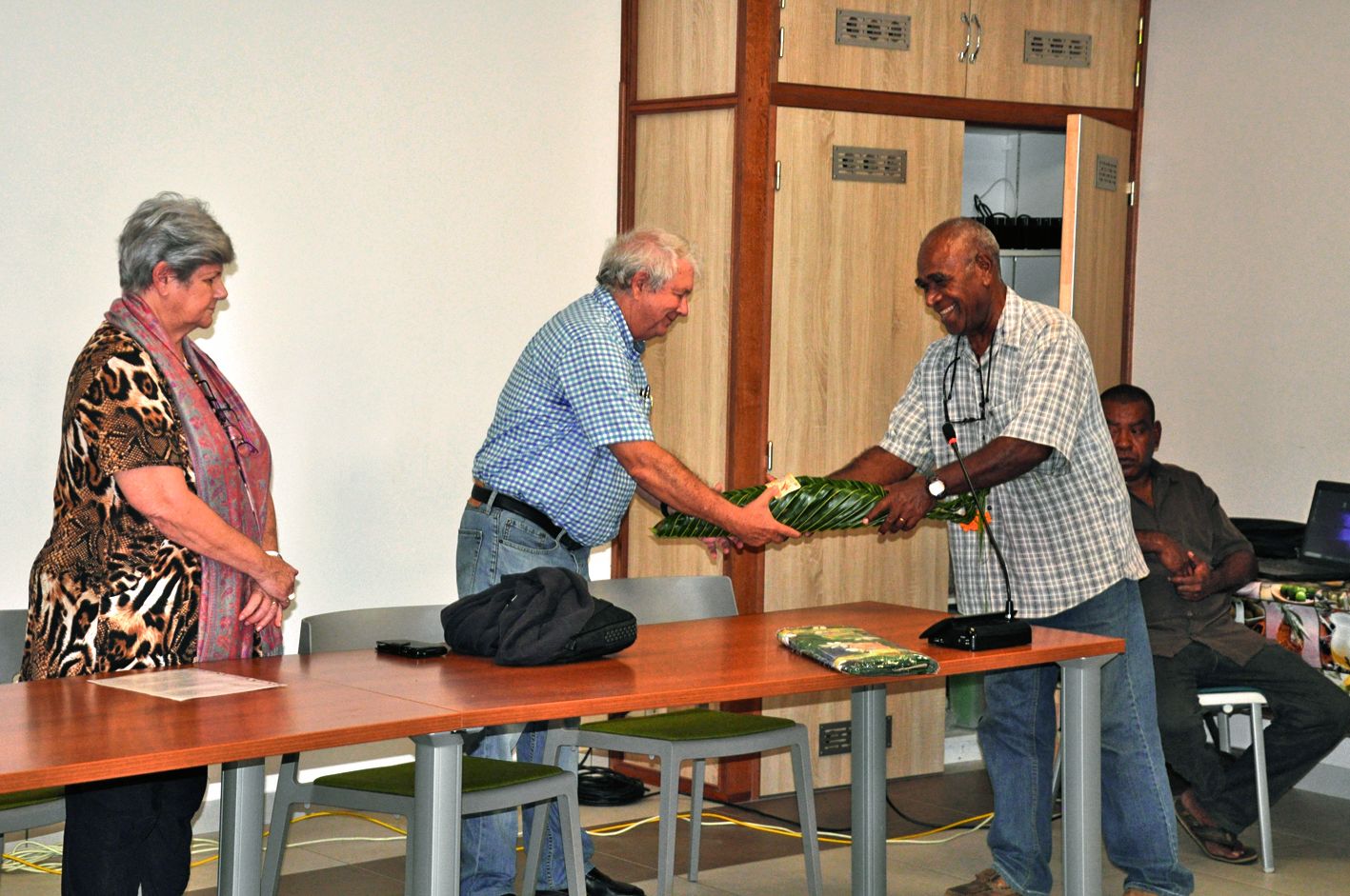 La cérémonie a débuté lundi par un échange de gestes coutumiers. L’occasion pour Louis-José Barbançon, fils  du mécanicien en second de la Monique, de rappeler que les familles « savent ce qu’elles doivent à Maré […] leur unique lieu de recueillement ».