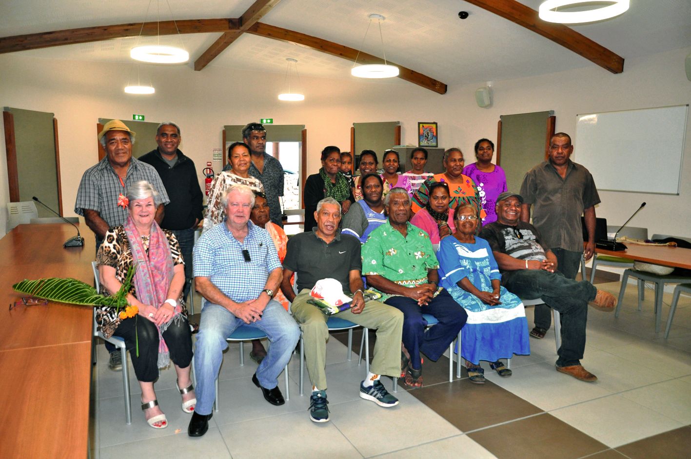 Après une collation offerte par la commune, des résidents se sont retrouvés lundi autour de Louis-José Barbançon et de Lydia Minel, fille du chef mécanicien de la Monique, pour la projection du film La Monique, une blessure calédonienne, suivie de témoign
