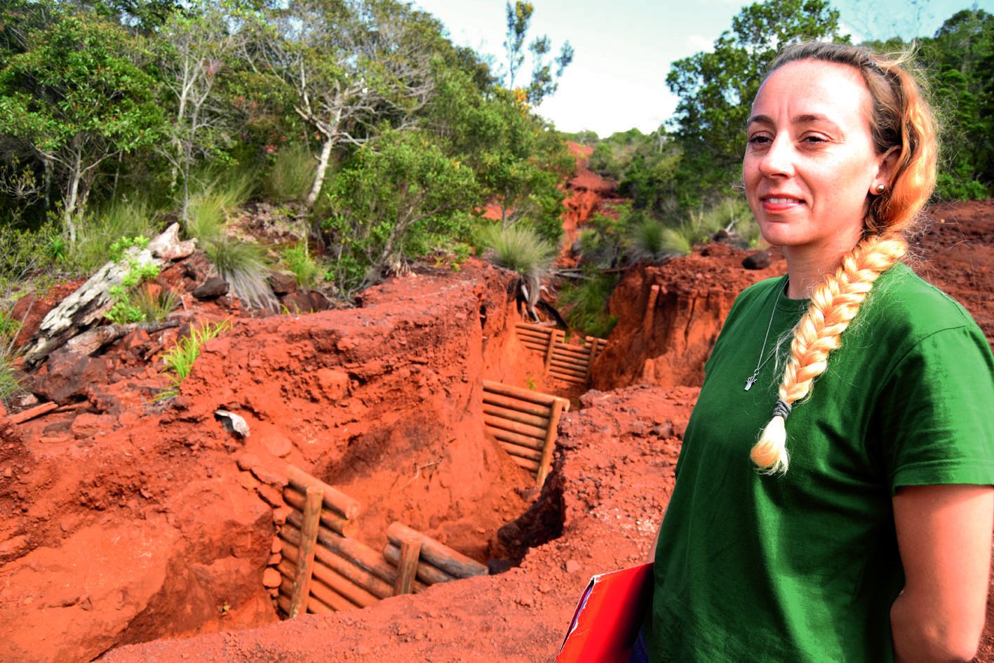 Adeline Reck, de la société Siras Pacifique, devant des « seuils bois de correction torrentielle ». Des ouvrages qui doivent permettre, à terme, de remettre les ravines à niveau.