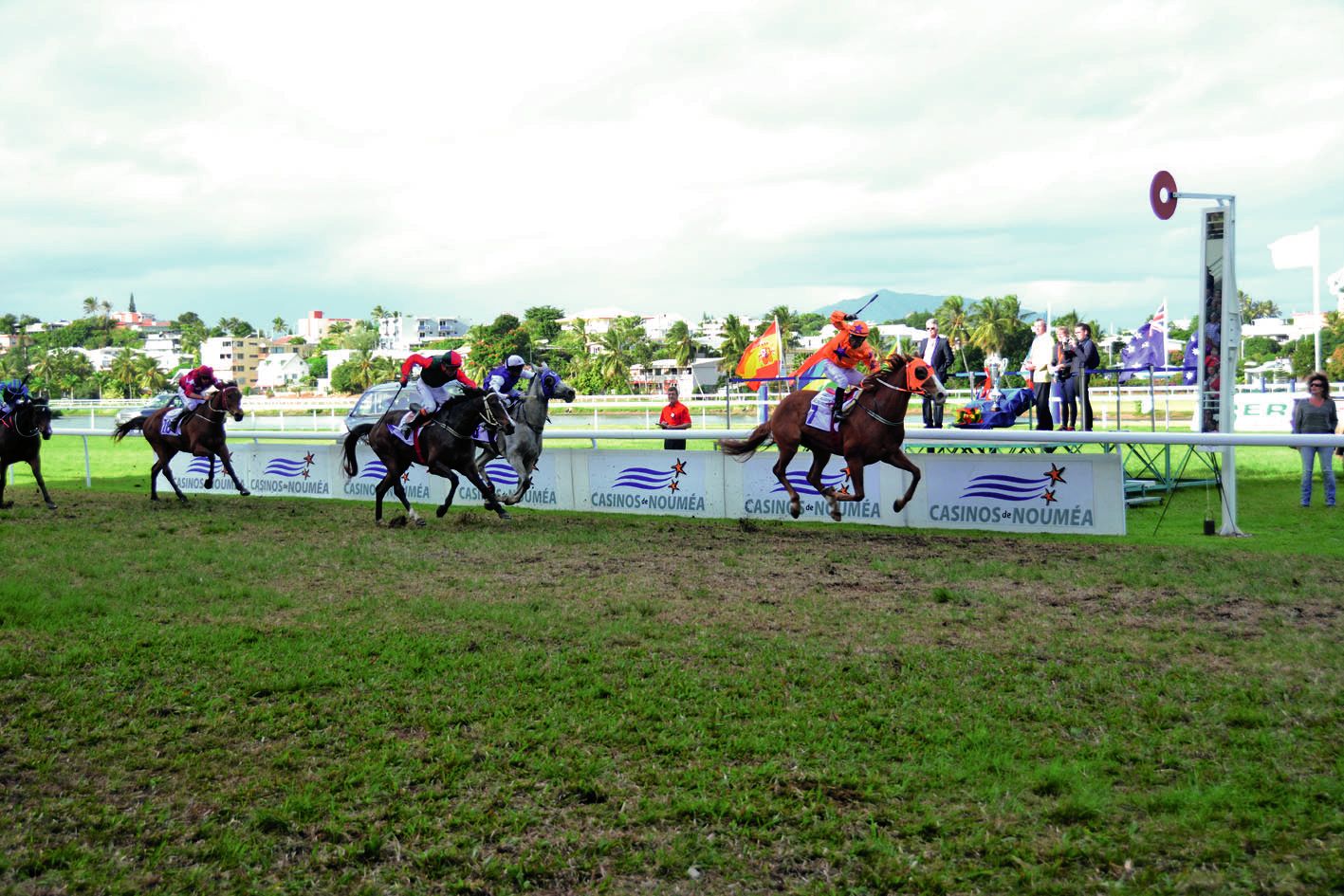 Parmi les 12 chevaux qui s’élanceront dimanche, seul Bounty Star (ici à droite), vainqueur en 2016, a déjà remporté la Coupe Clarke. Archives LNC Sports/G.Caprais
