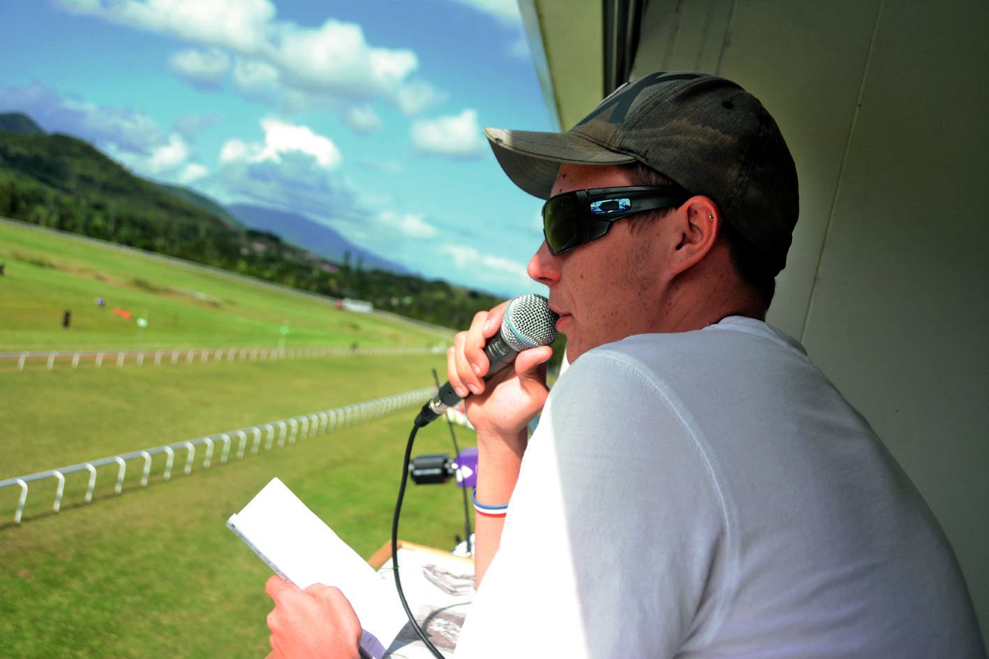 Lucas Mercuri, ici au micro lors de la réunion hippique de La Foa en juin.     Photo MRB