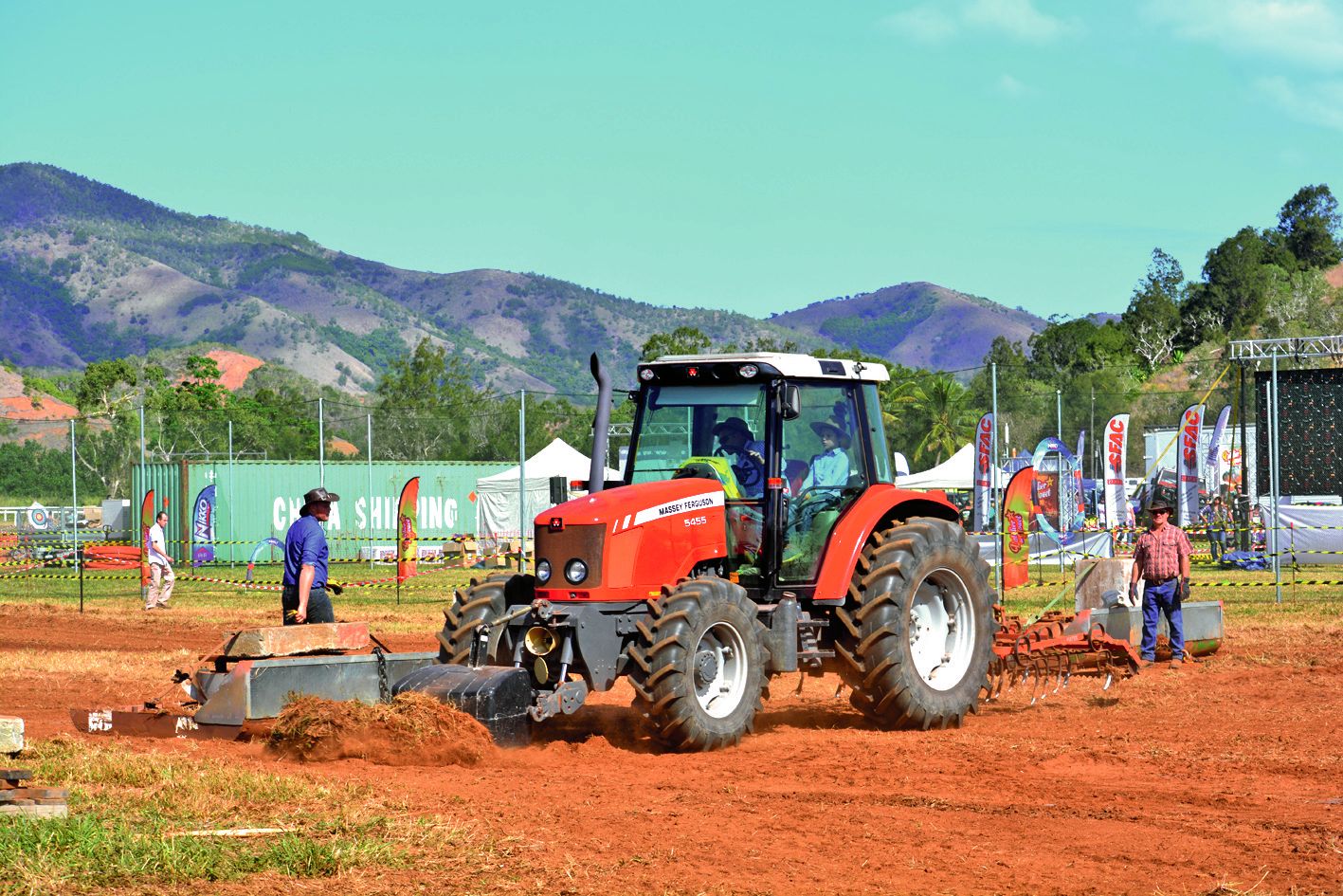 Les agriculteurs prennent plaisir à montrer leur savoir-faire à bord de leur tracteur ou autres engins agricoles durant le concours de tractor pulling.