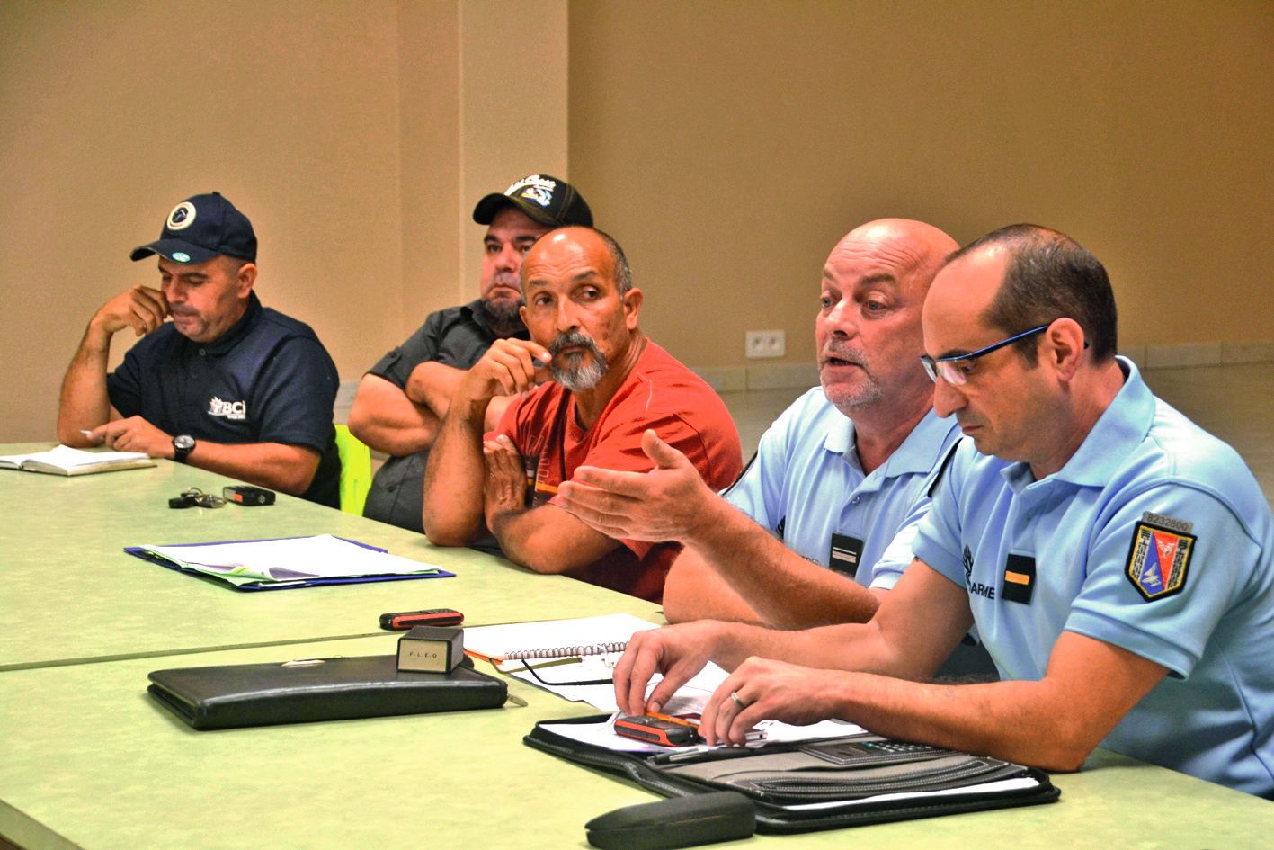 L’adjudant Patrier (premier à droite de la photo) et le major Fovet  (à sa droite) ont répondu à la population durant deux heures.