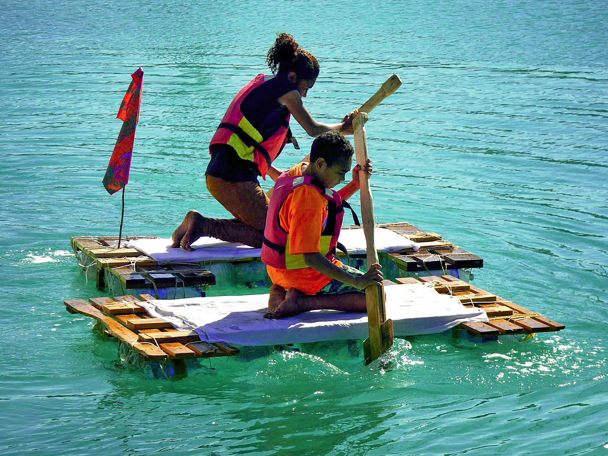 Les radeaux ont été réalisés avec des bouteilles en plastique, du bois de palettes et du tissu.
