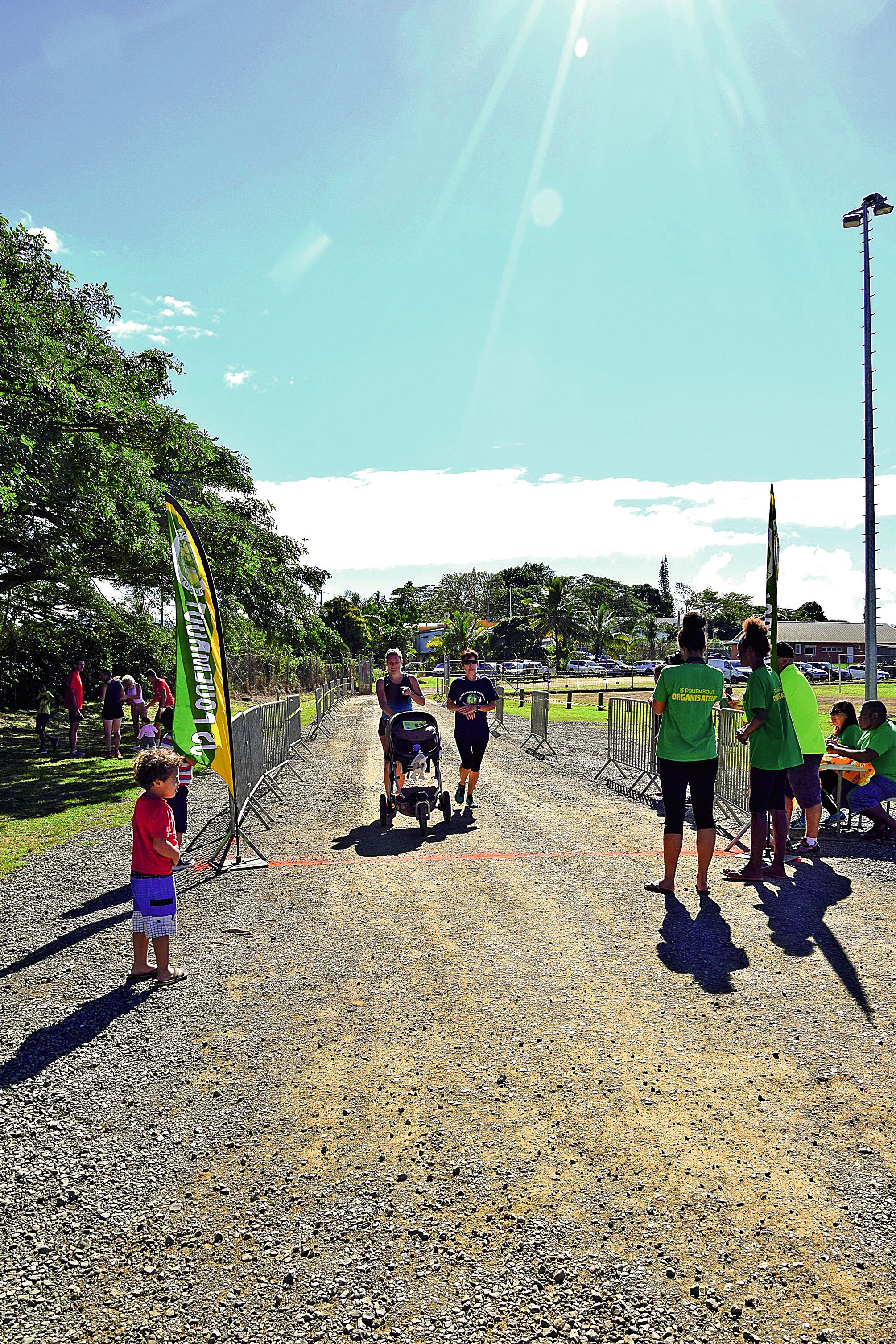 La bonne humeur était au rendez-vous et les familles mises à l’honneur. Certains parents venus courir poussaient leur bambin en poussette, à l’image d’Angélique Minguez, qui passe ici la ligne d’arrive des Foulées du Broussard (5 km), au treizième rang, e