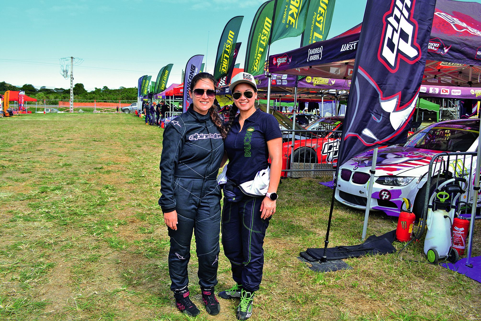 Nancy Waho (à droite) et Linsey Babin, les deux seules femmes de ce championnat, ont pu également montrer leur savoir-faire en matière de glisse.