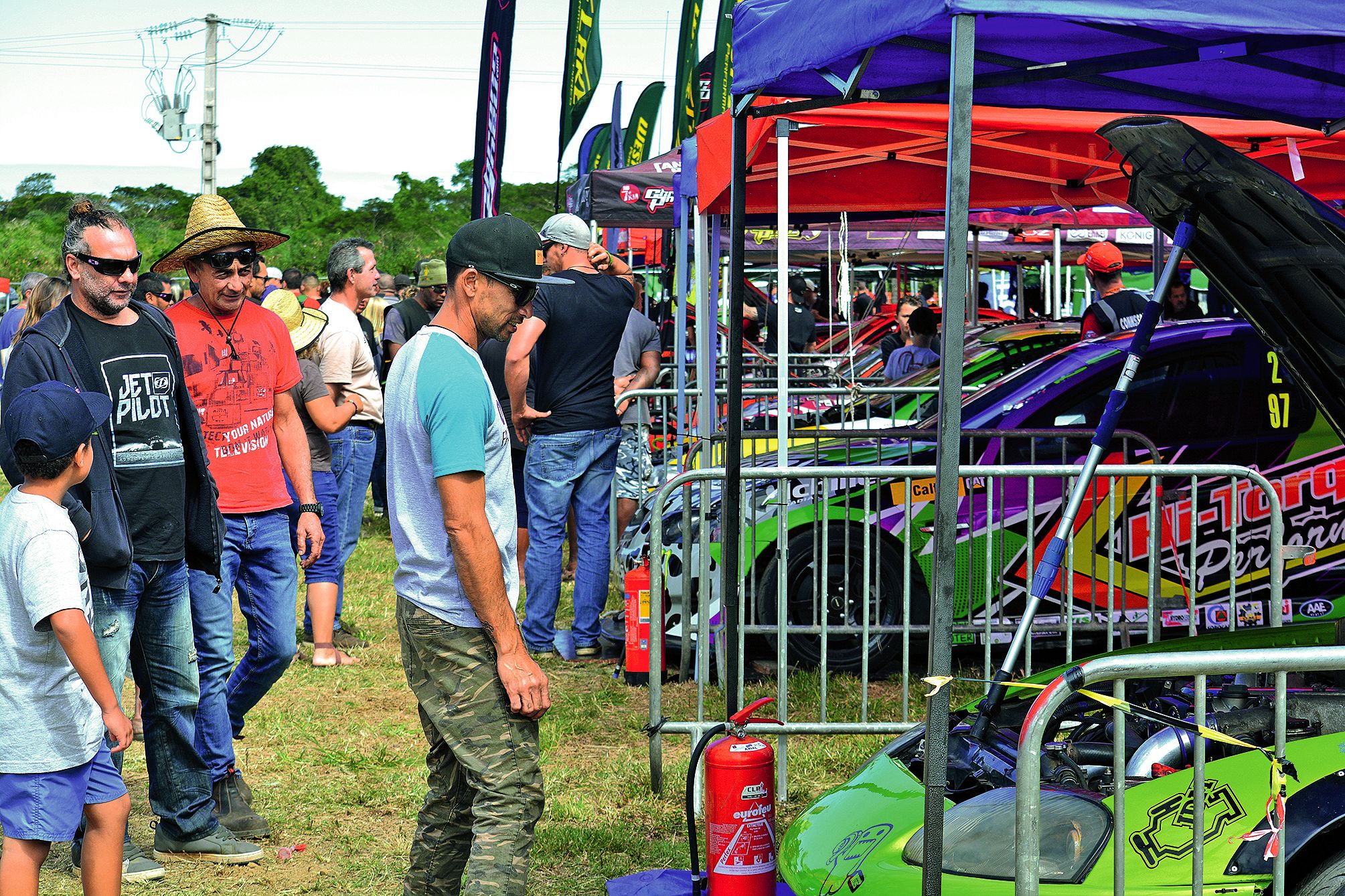 Après la deuxième manche de qualification, les spectateurs ont pu se rendre dans le parc des voitures. L’occasion pour eux d’admirer les bolides.