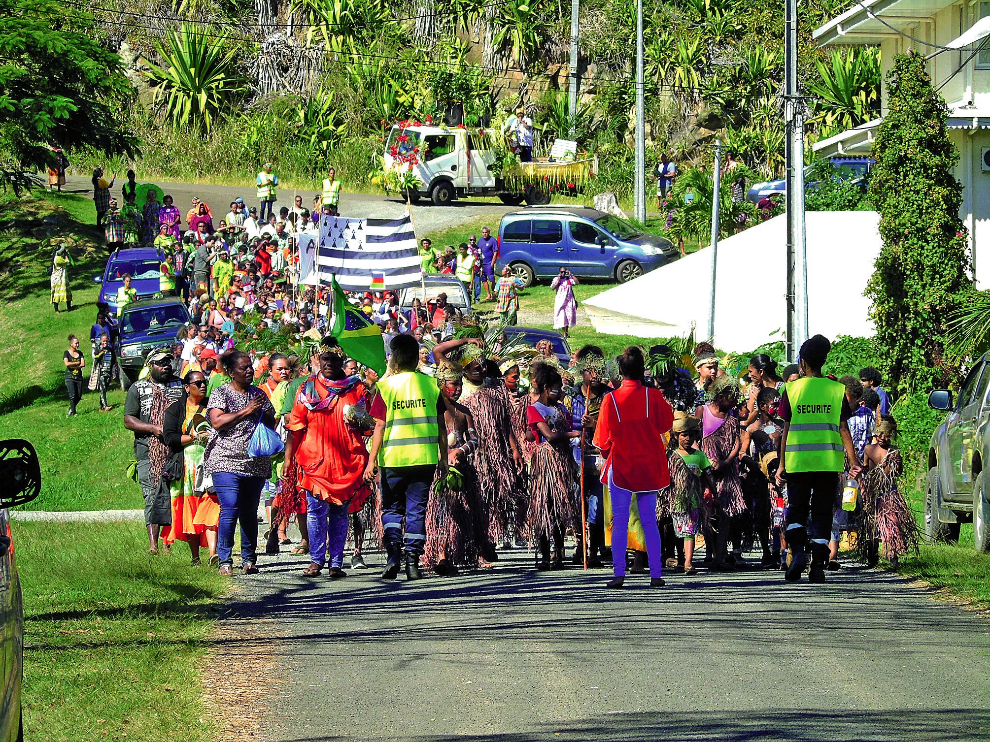 Les écoliers ont défilé dans le village de Houaïlou, accompagnés de parents. Un très nombreux public a répondu présent.