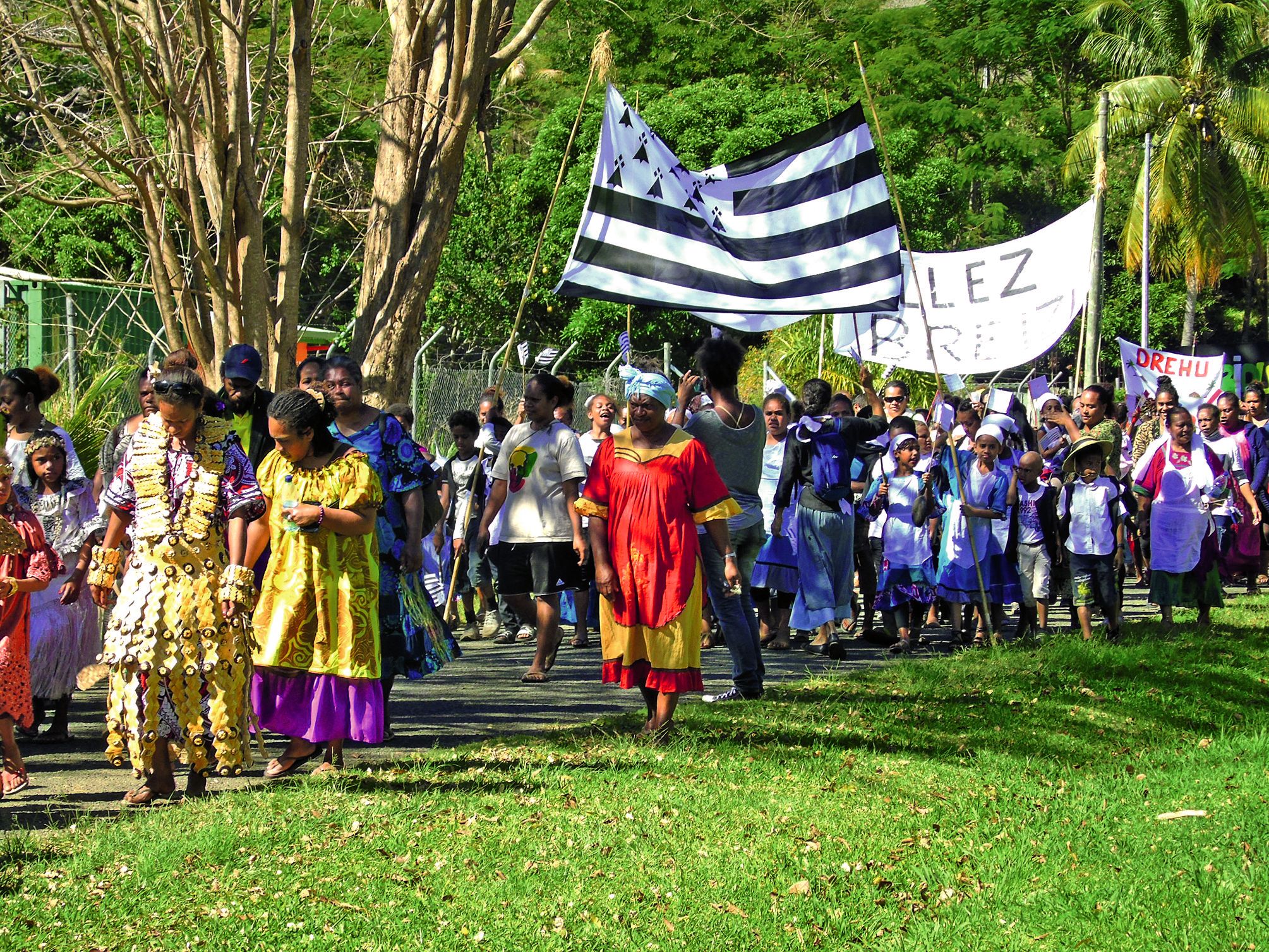 Dans la procession, le public a pu voir les « Wallisiens » de Wany, les « Bretons » de Waraï et les « Lifou » de Wany. Un véritable voyage.