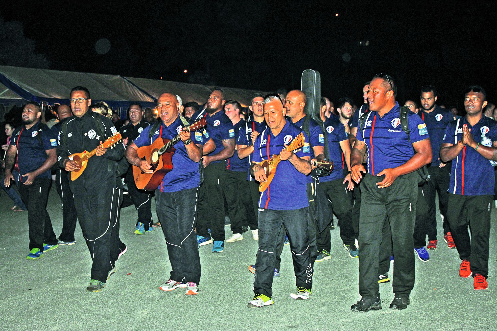 En tant qu’invité de marque, le XV a fait une entrée en chanson en traversant la rue piétonne organisée à la marina de Pandop. Puis, ils ont officiellement donné le coup d’envoi par un haka, qui a ravi les visiteurs et les exposants.
