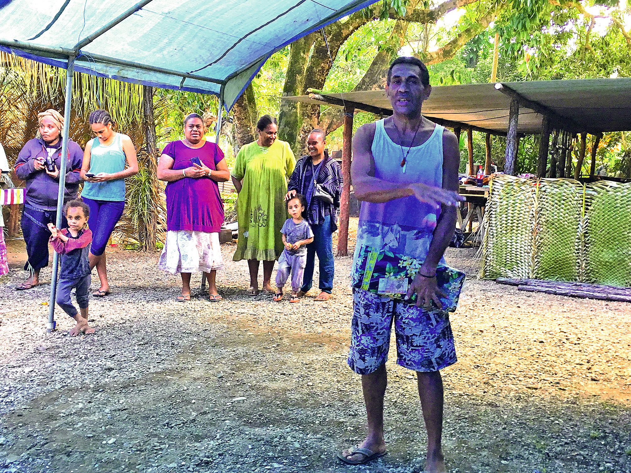 Le groupe a pris la direction de Néjëmii où les attendaient Roland Pourouoro et ses proches, en pleine préparation du mariage de leur neveu qui sera célébré les 11 et 12 août.