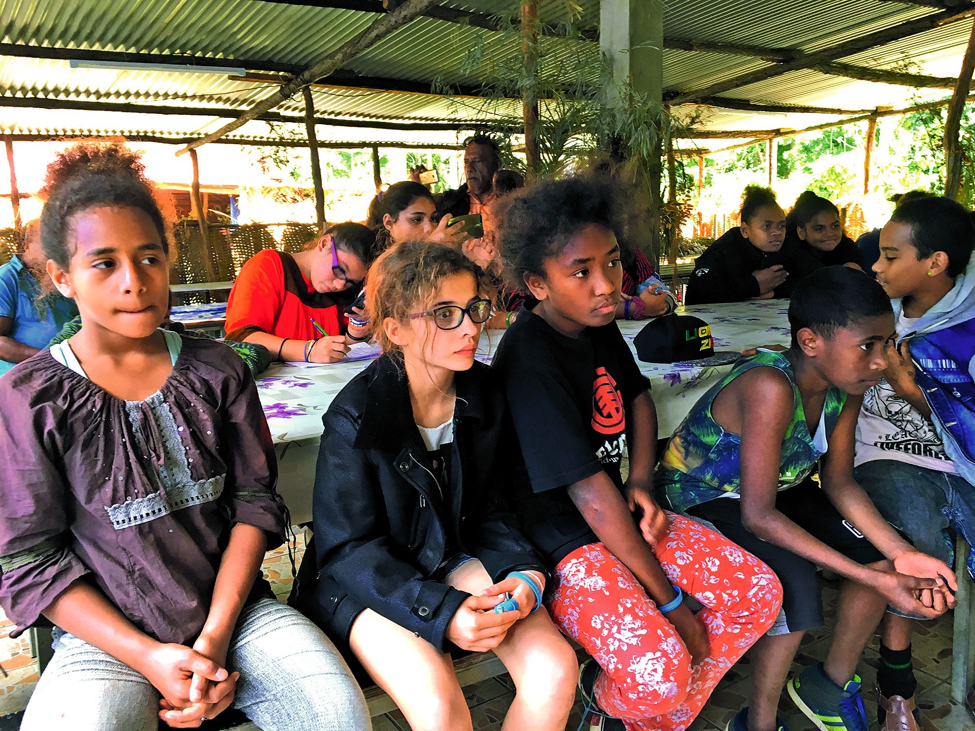 Les petits Bouraillais, durant une heure, ont questionné leurs hôtes sur l’accueil des oncles utérins du marié, le déroulement de la cérémonie de mariage où les clans s’allient, les différentes coutumes, le grand pilou de dimanche, etc.