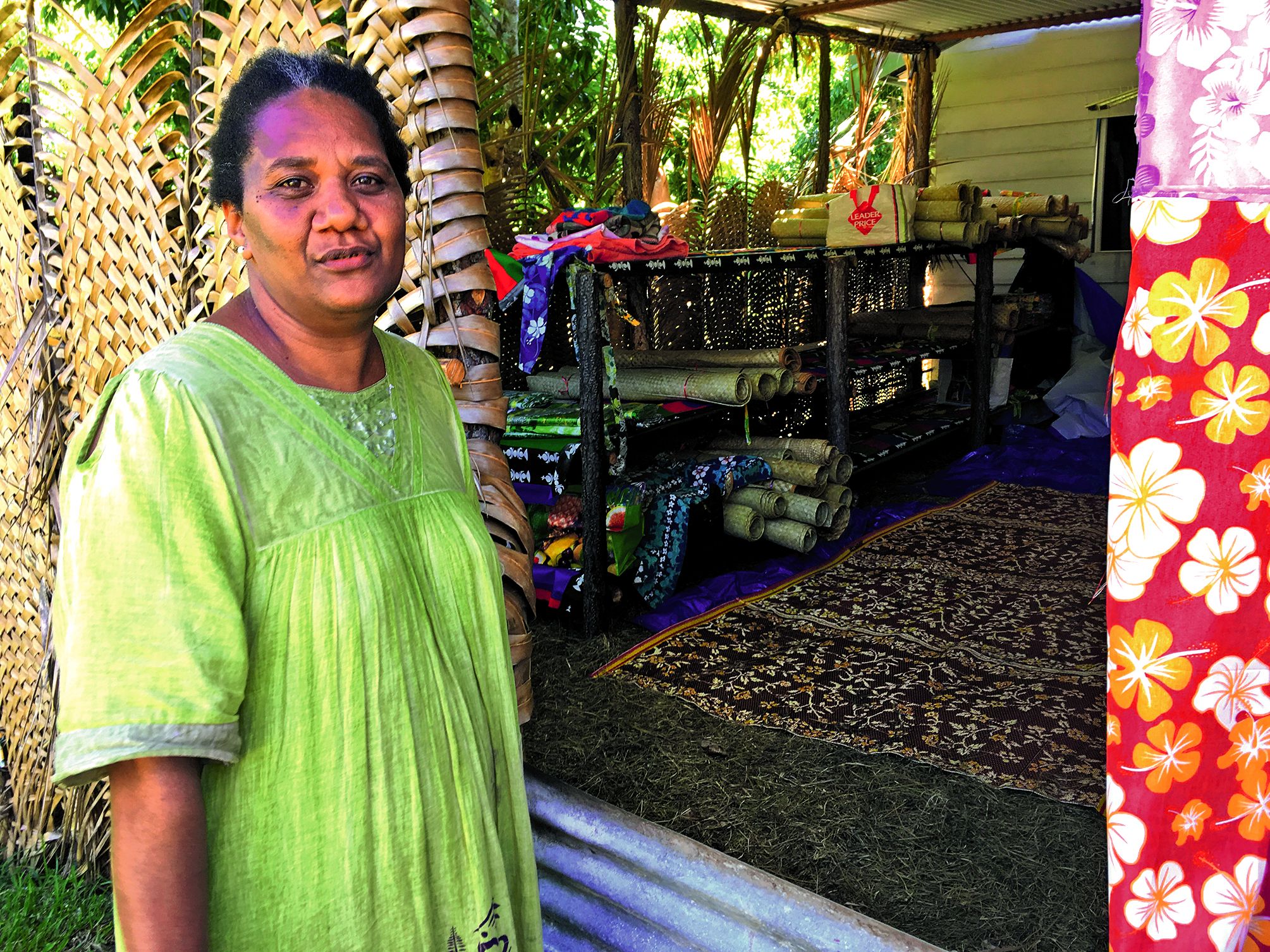 Bernadette, l’épouse de Roland Pourouoro, a montré aux collégiens l’espace préparé pour recevoir les coutumes des invités. « Ces coutumes seront ensuite partagées au sein des clans alliés du marié. »