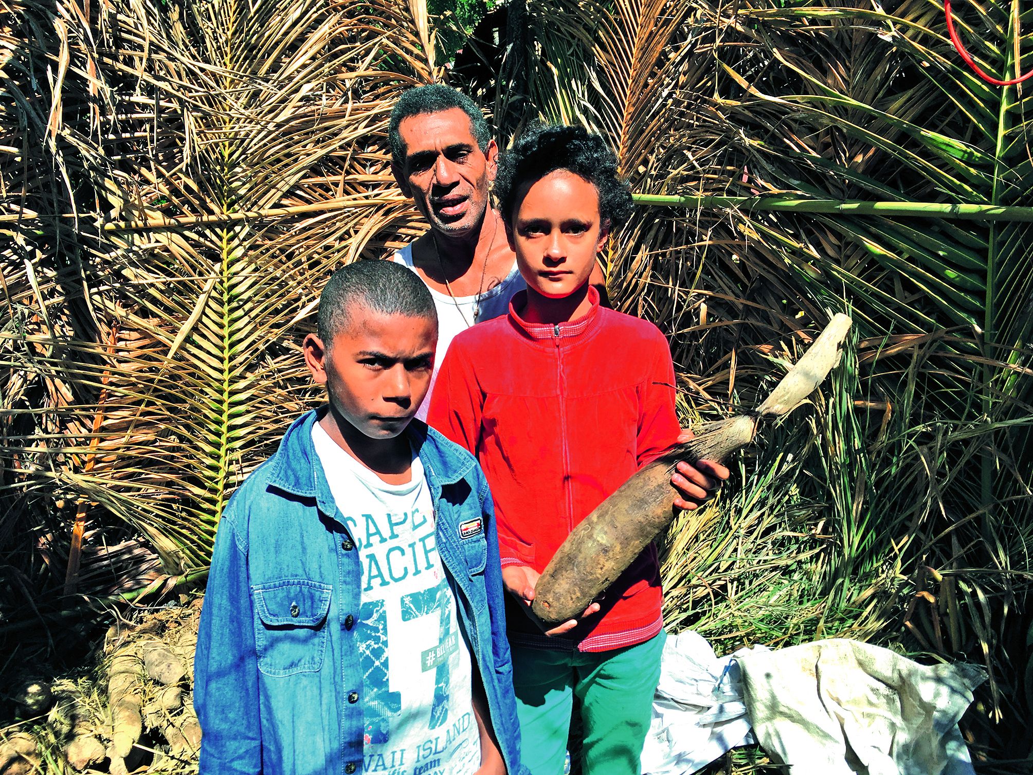 Les enfants ont découvert l’abri construit spécialement pour entreposer les ignames de coutume. « En principe, on ne montre pas ce lieu à quiconque avant la cérémonie, mais aujourd’hui, j’ai accepté de faire une exception », a confié Roland Pourouoro.