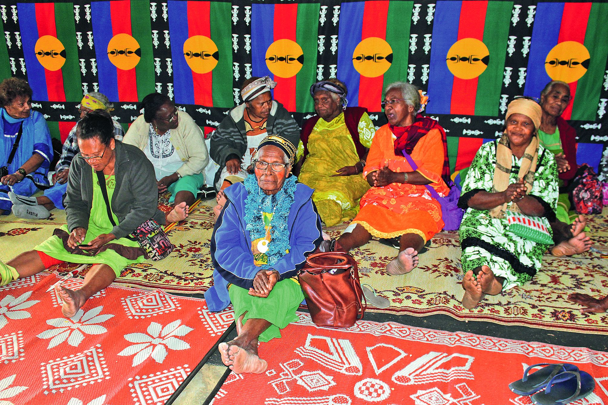 Les mamans et les grands-mères du clan sont restées sous le grand préau pour accueillir chaleureusement les familles venues de tout le pays.