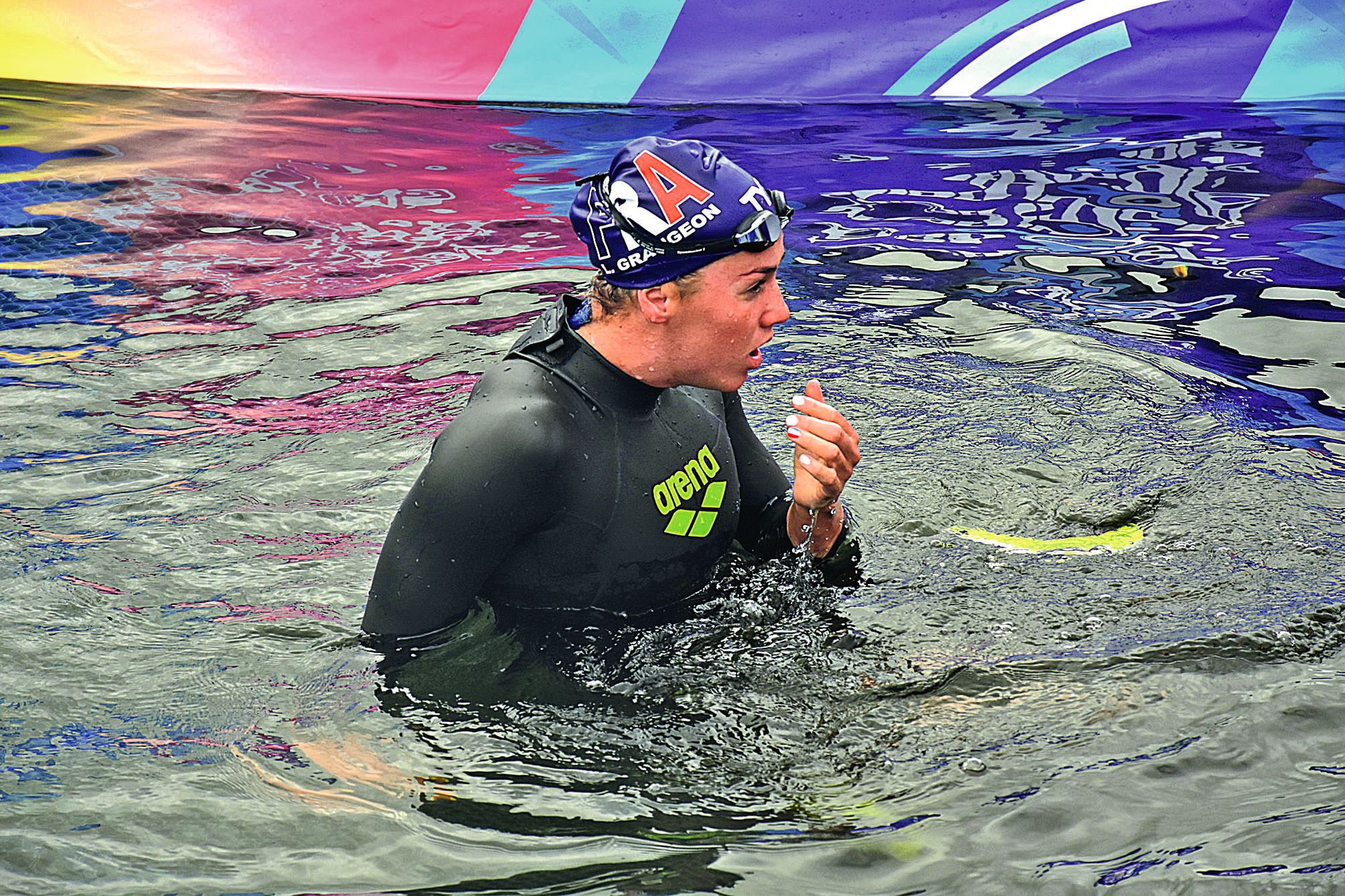 Le visage de la Calédonienne de 26 ans, marqué, témoigne de l’effort intense fourni dans l’eau. 