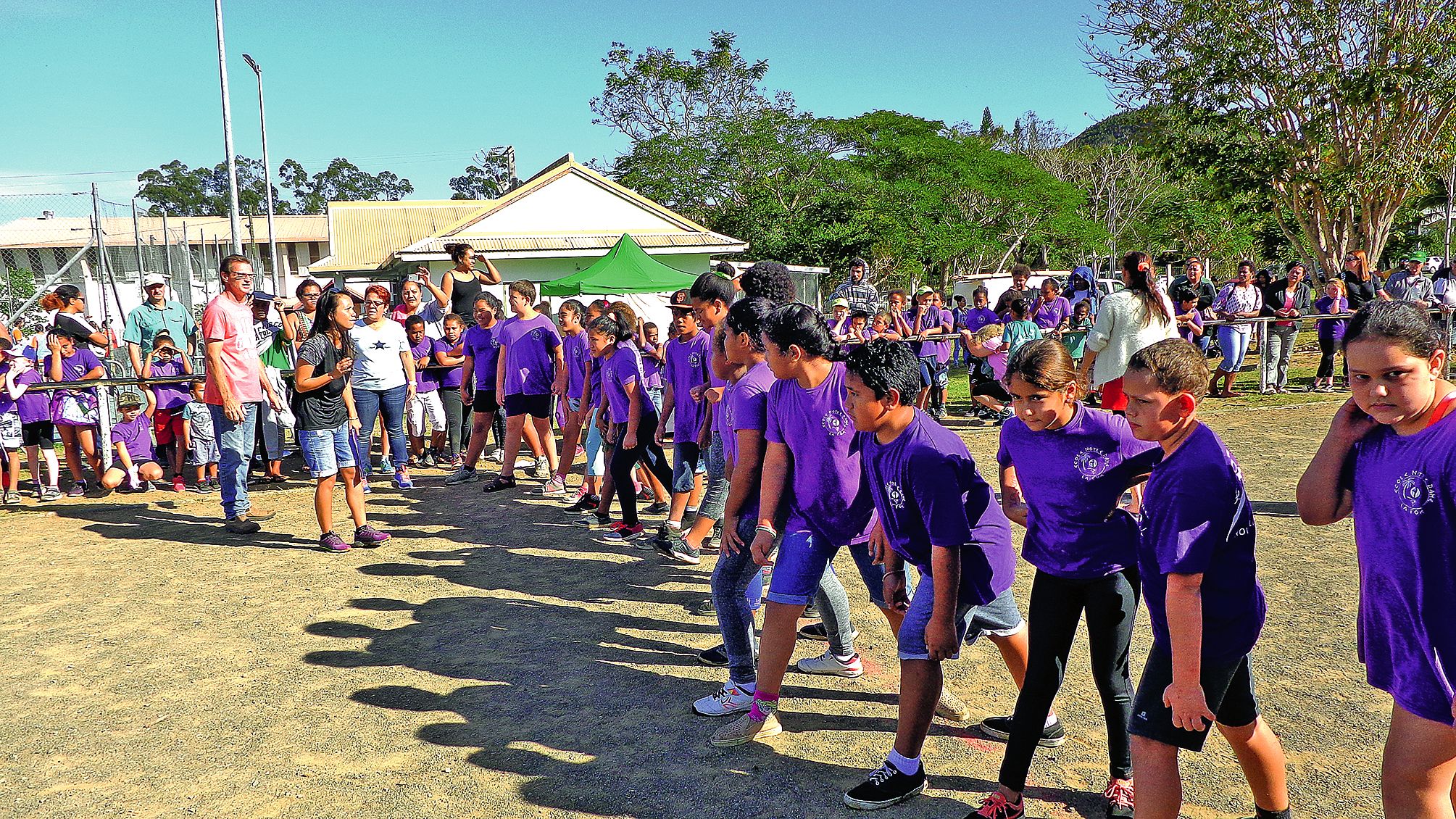 Maîtresse Lucinda a donné les dernières consignes avant le départ en présence de Marielle Keletaona et de Cédric Alpy, président de l’APE.