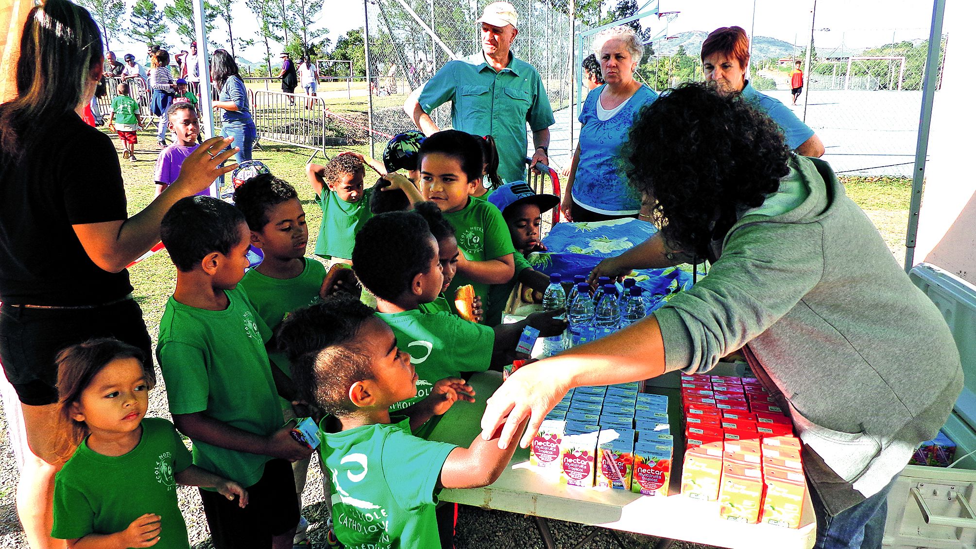 Après l’effort, les enfants ont reçu une boisson et un pain au chocolat bien mérités, offerts par l’association des parents d’élèves.