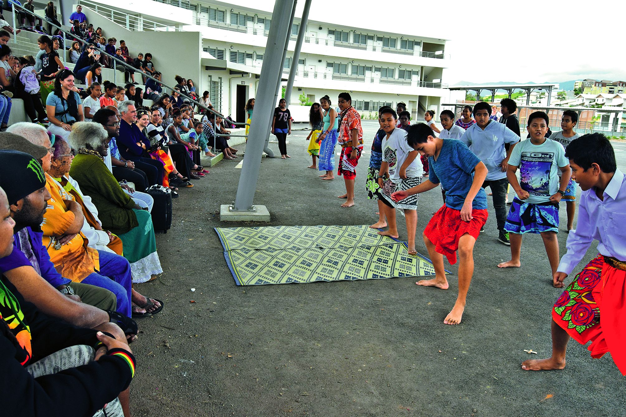 En paréos ou belles robes traditionnelles, garçons et filles ont présenté plusieurs danses tahitiennes et wallisiennes à leurs invités.